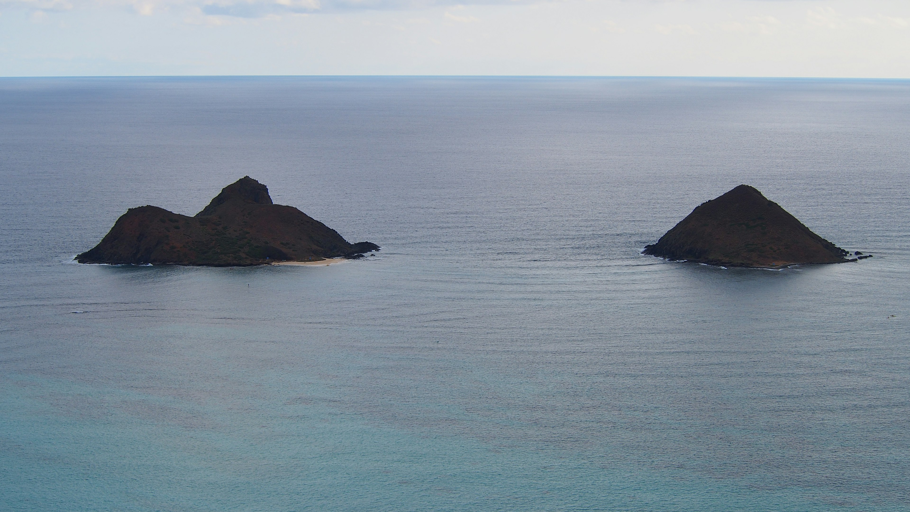 Due piccole isole nell'oceano che galleggiano su una superficie calma