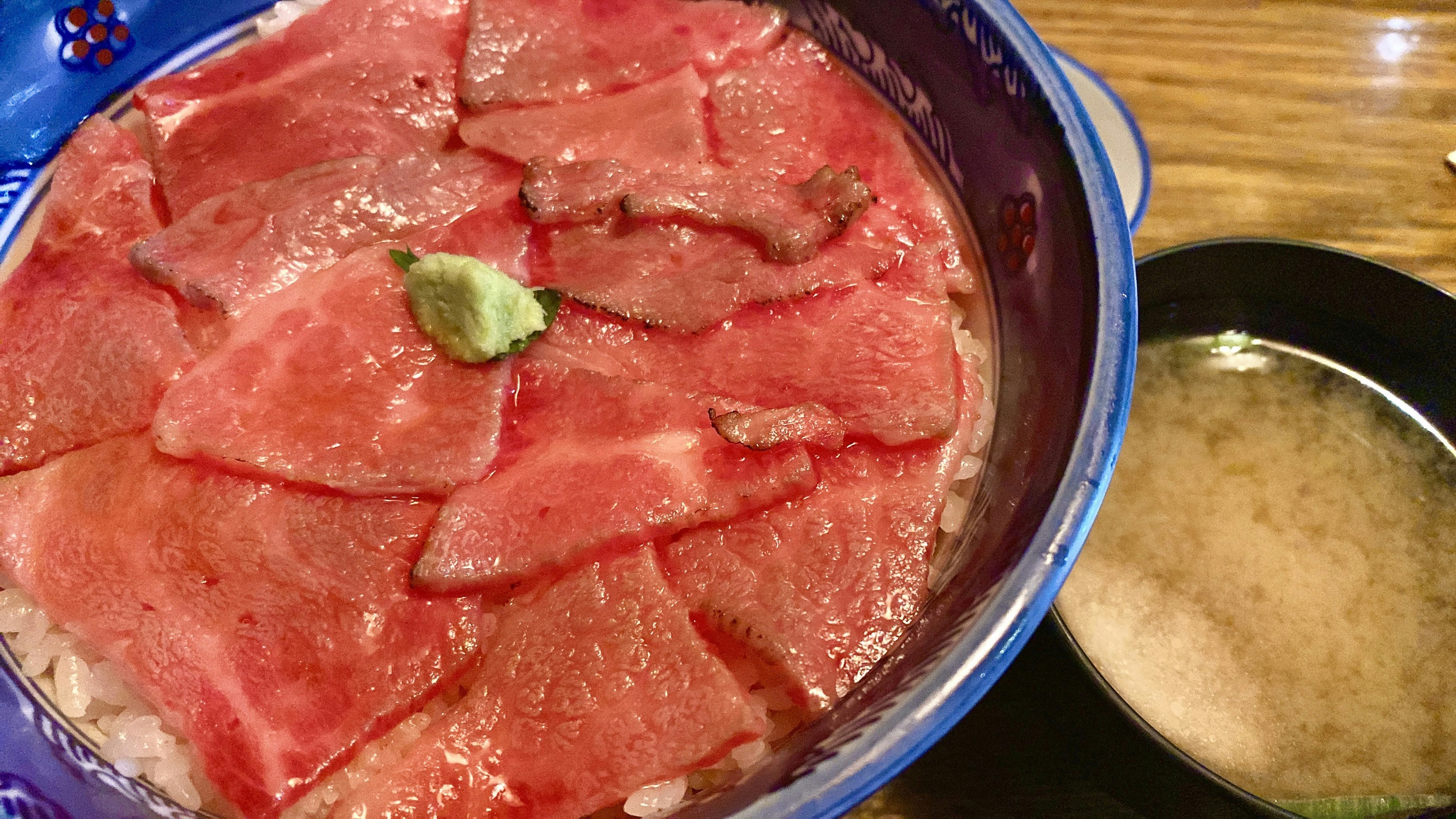 Piatto di carne delizioso guarnito con wasabi