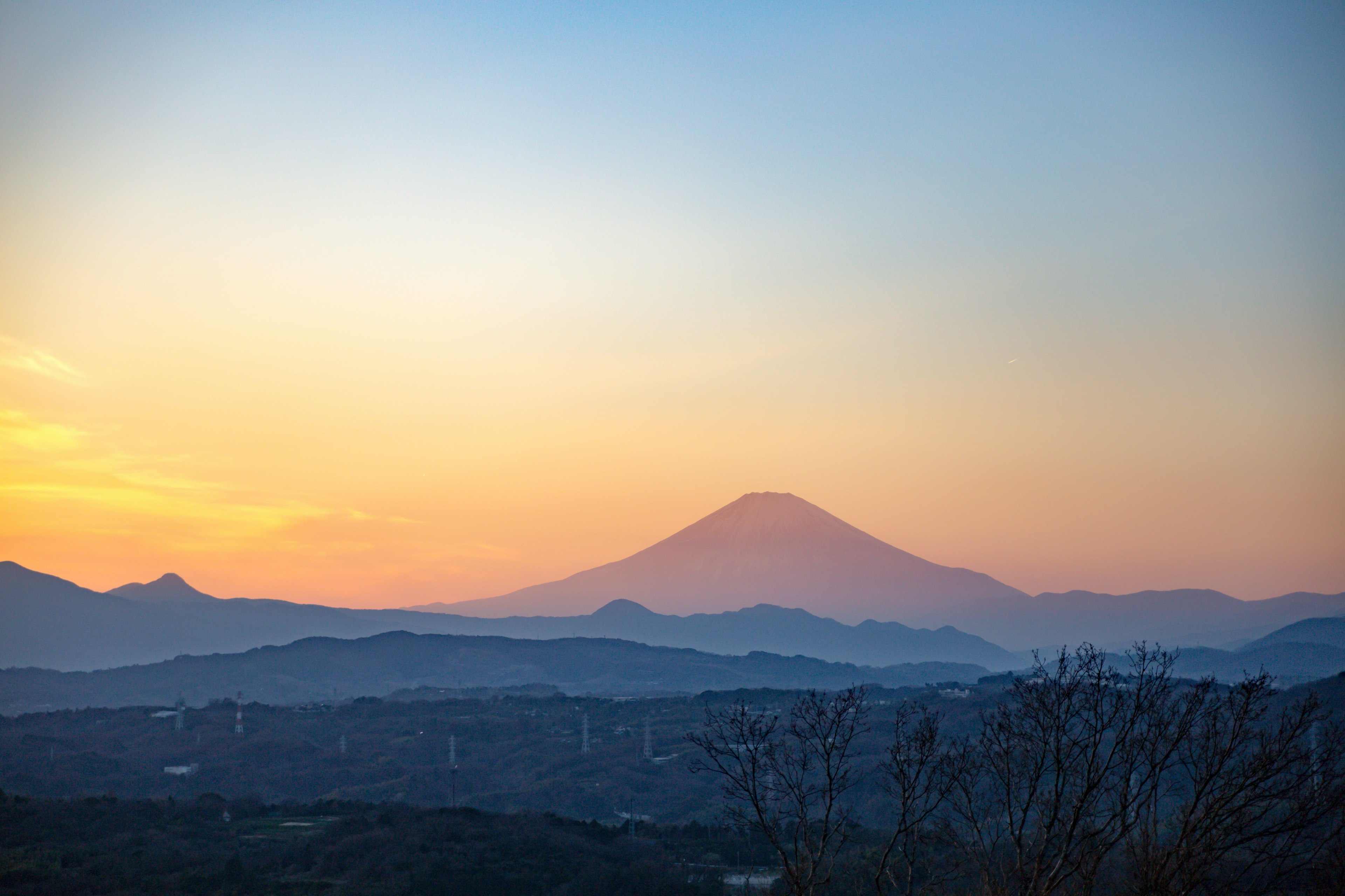 일몰 시 후지산과 주변 산들의 멋진 경관