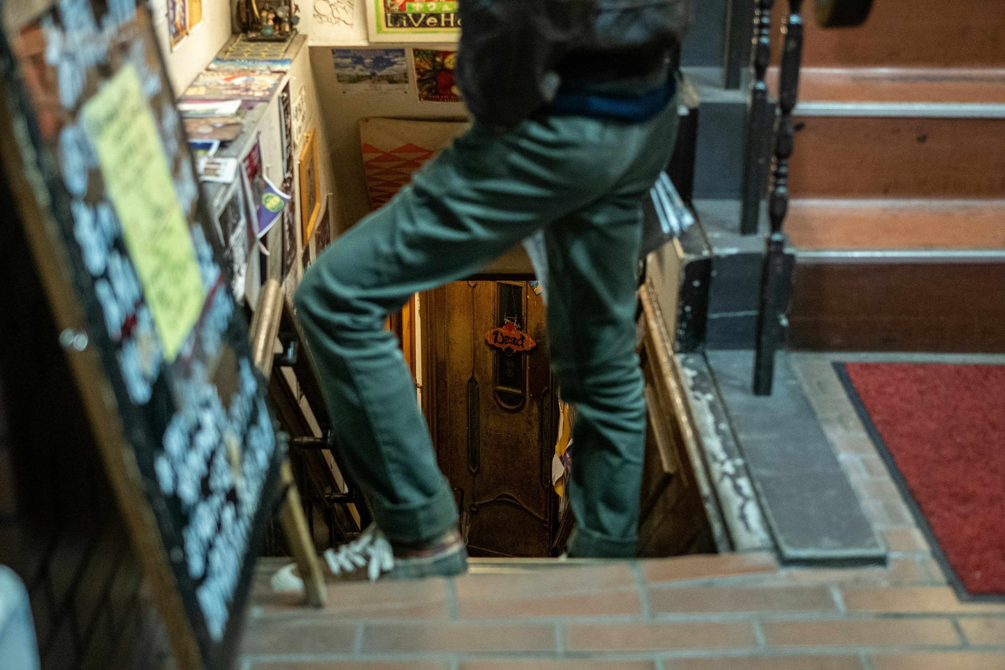 Personne descendant des escaliers avec des alentours visibles et une ambiance