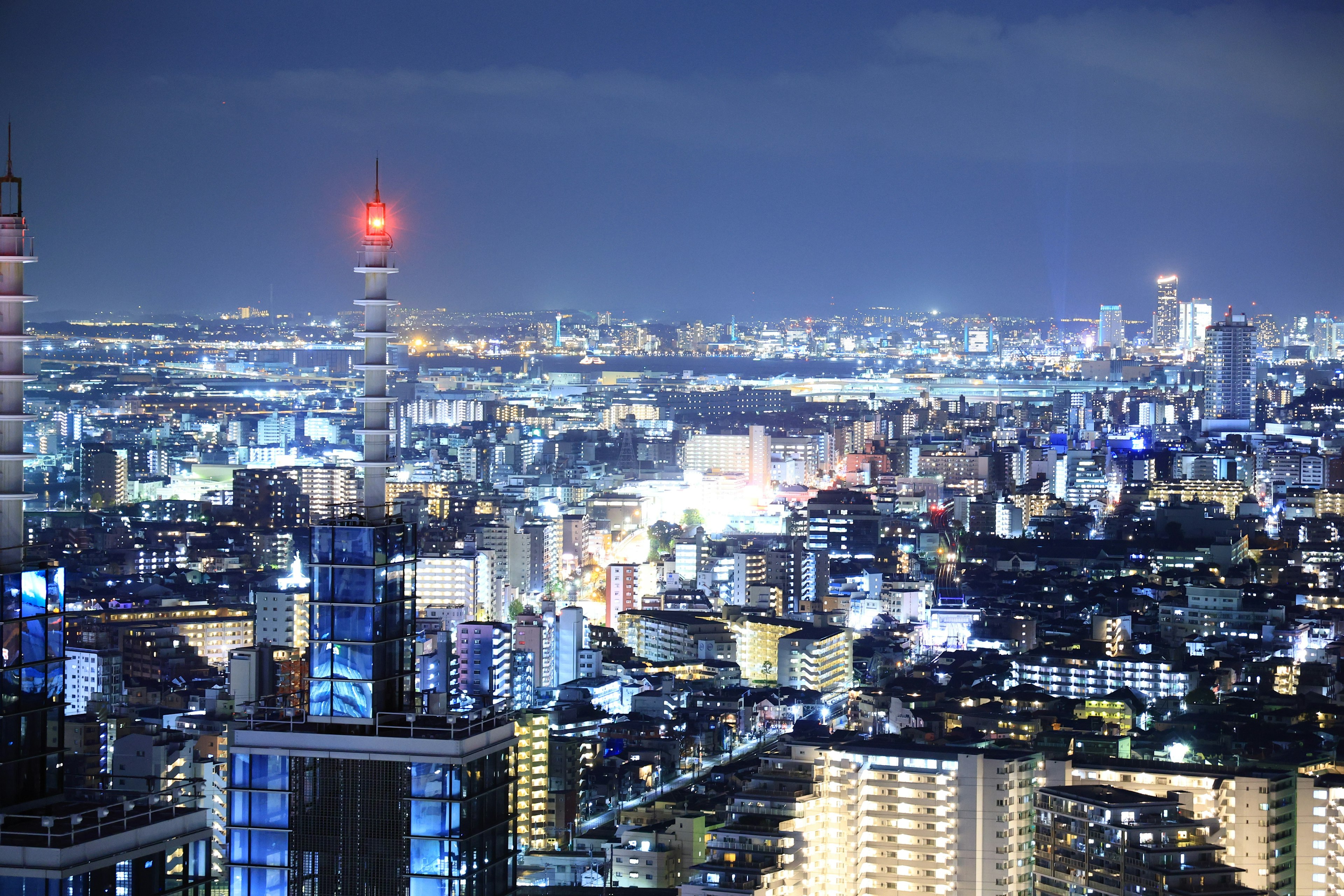 Vista nocturna del horizonte de Tokio con rascacielos iluminados y luces de la ciudad