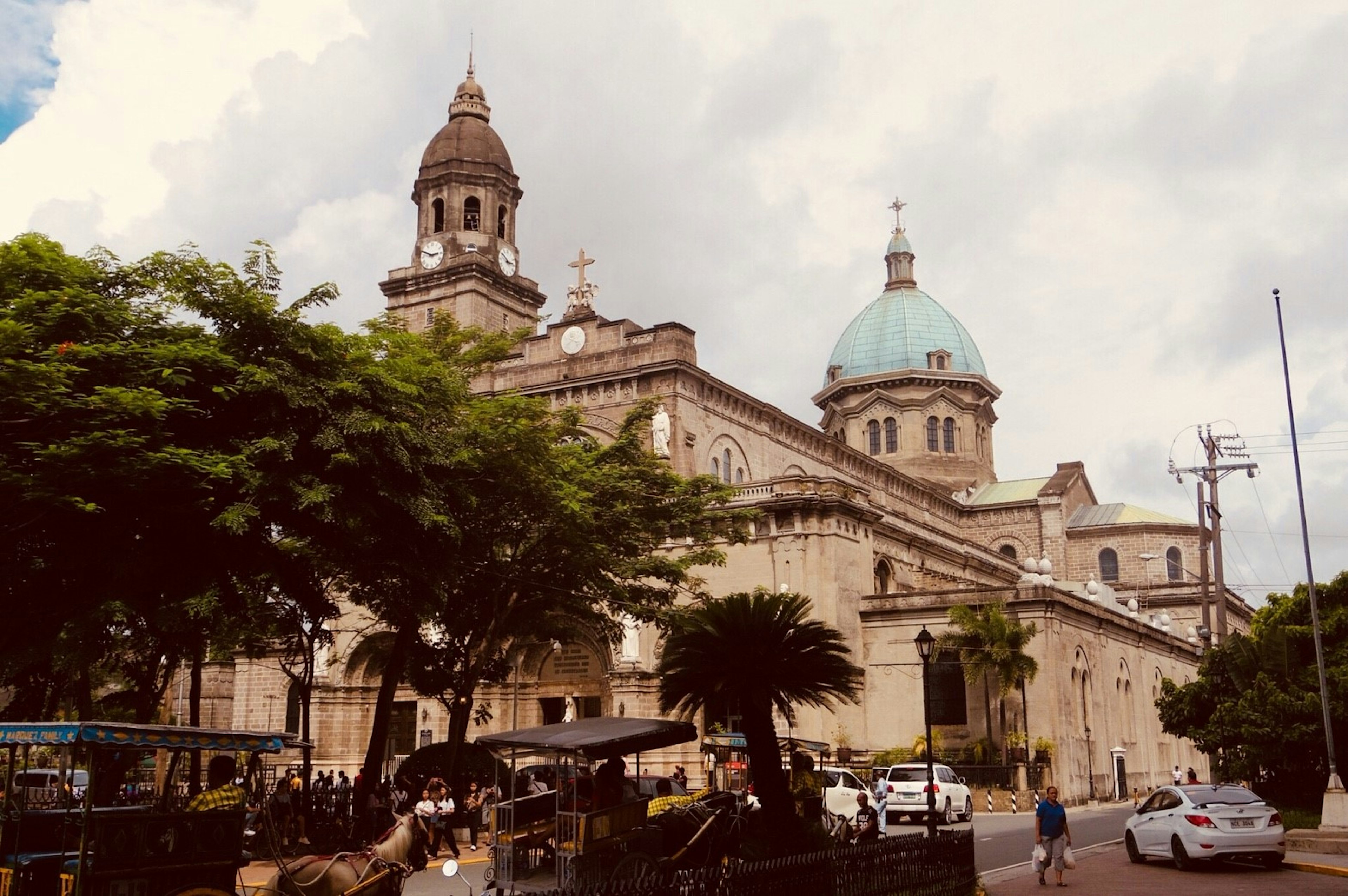 Edificio histórico con cúpulas coloridas y torres