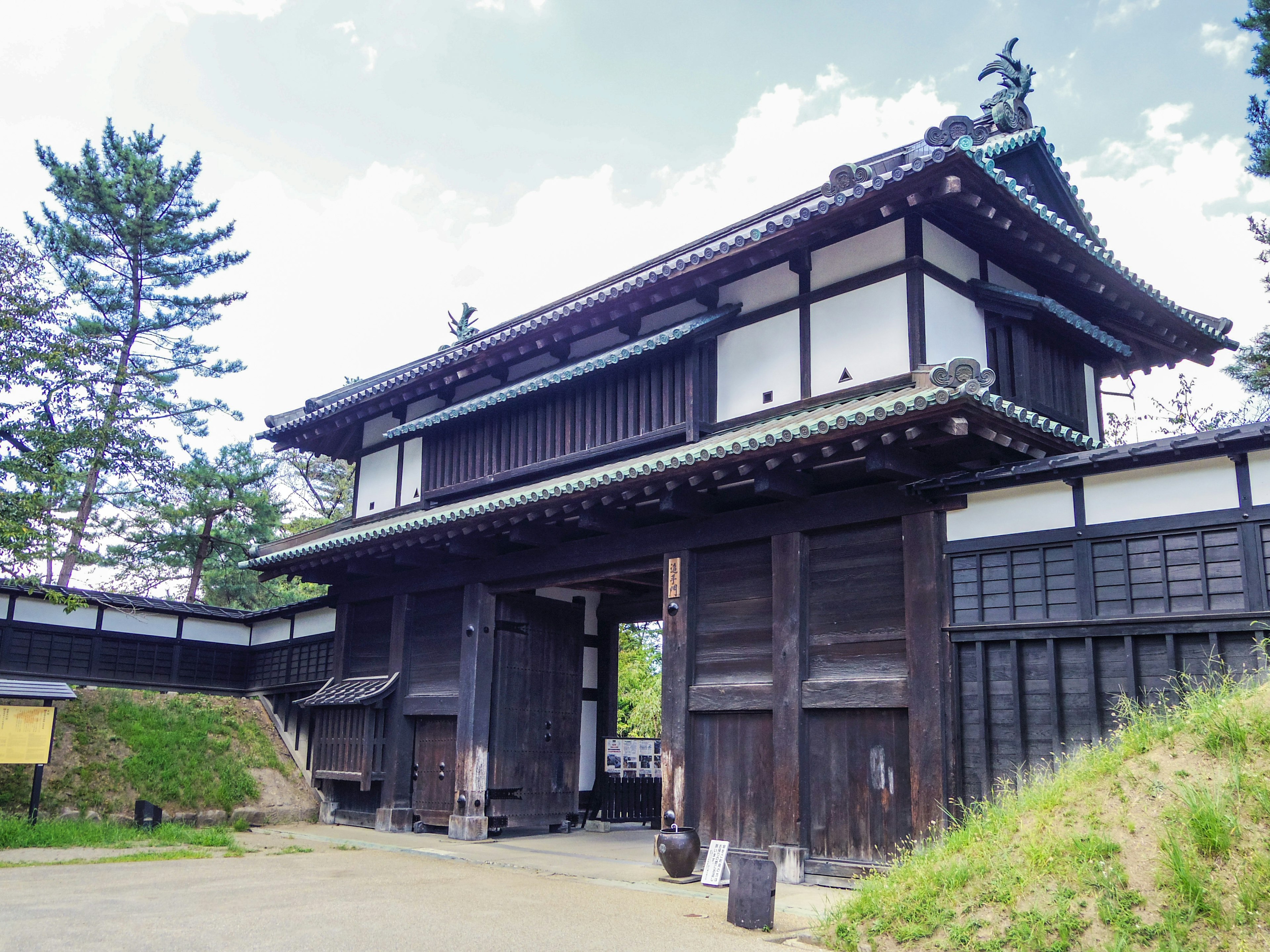 Historisches japanisches Tor mit umliegendem Grün