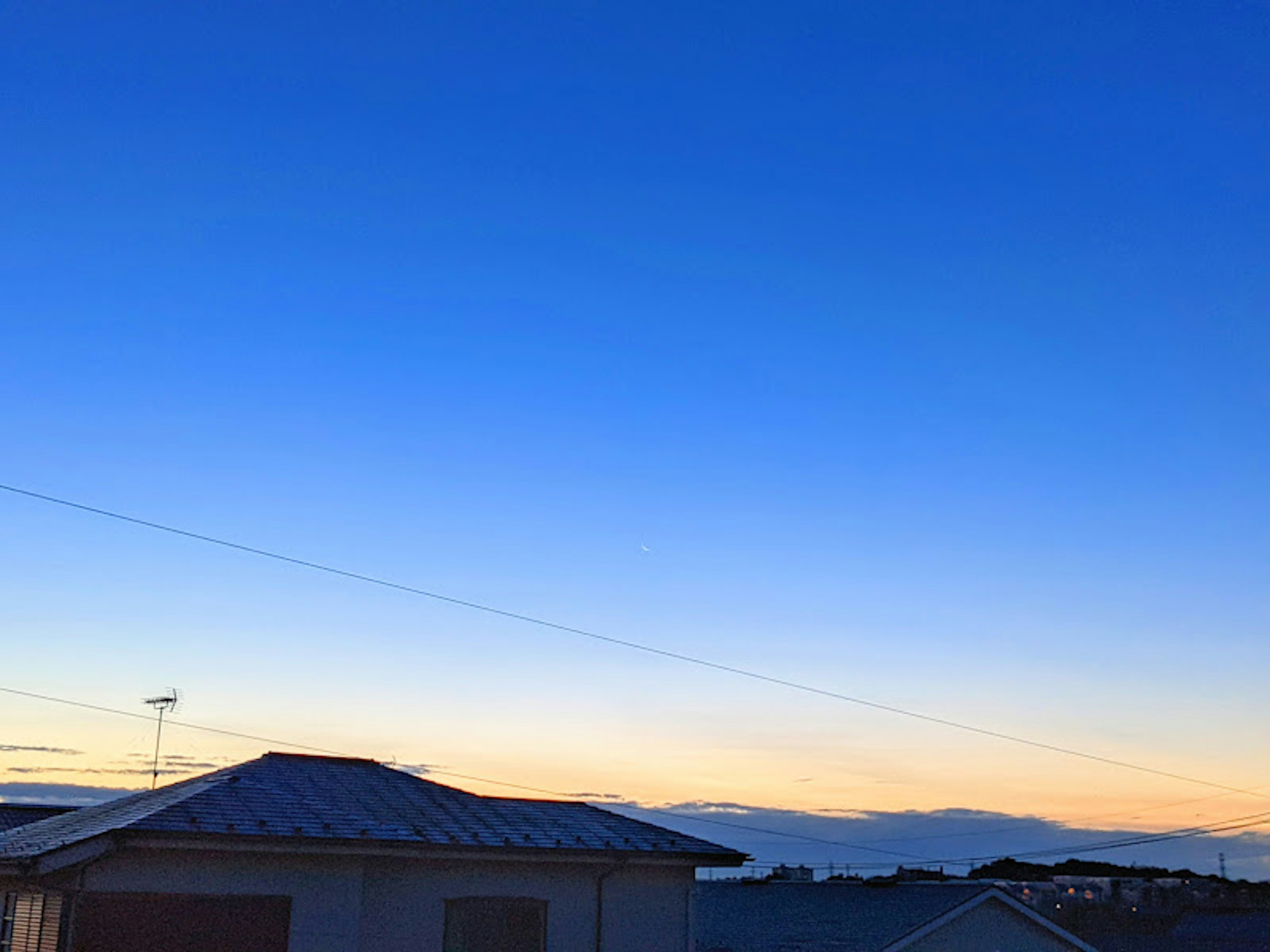 宁静的风景，有蓝天和橙色的日落