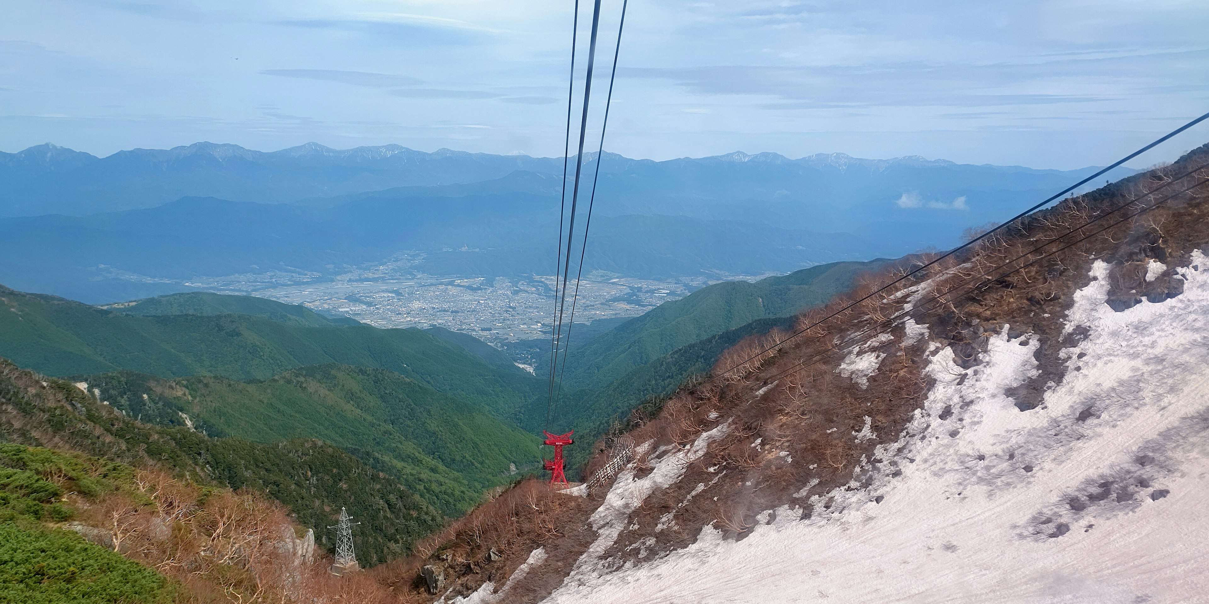 Vista dalla cima della montagna con cavi della funivia visibili