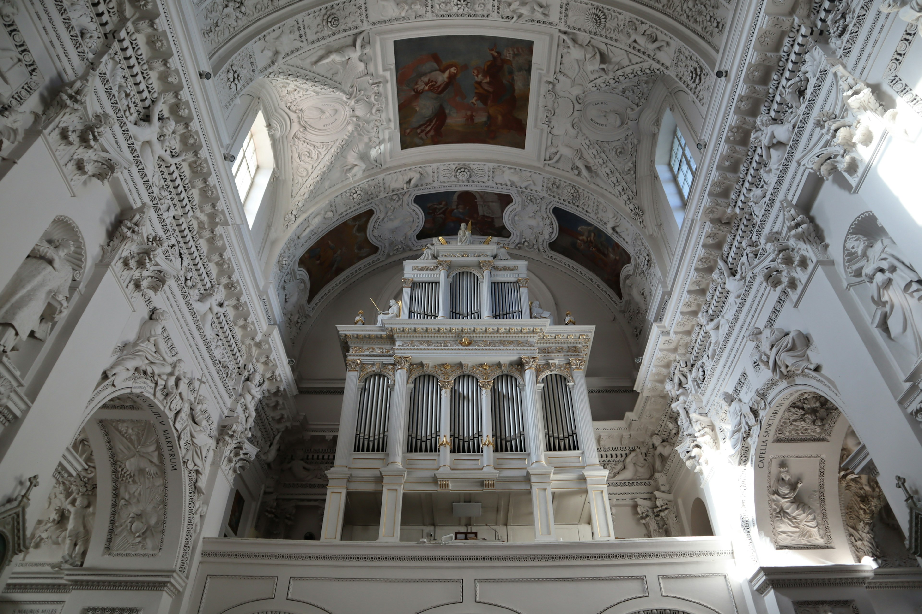 Intérieur magnifique d'une église blanche avec un plafond haut et des sculptures décoratives