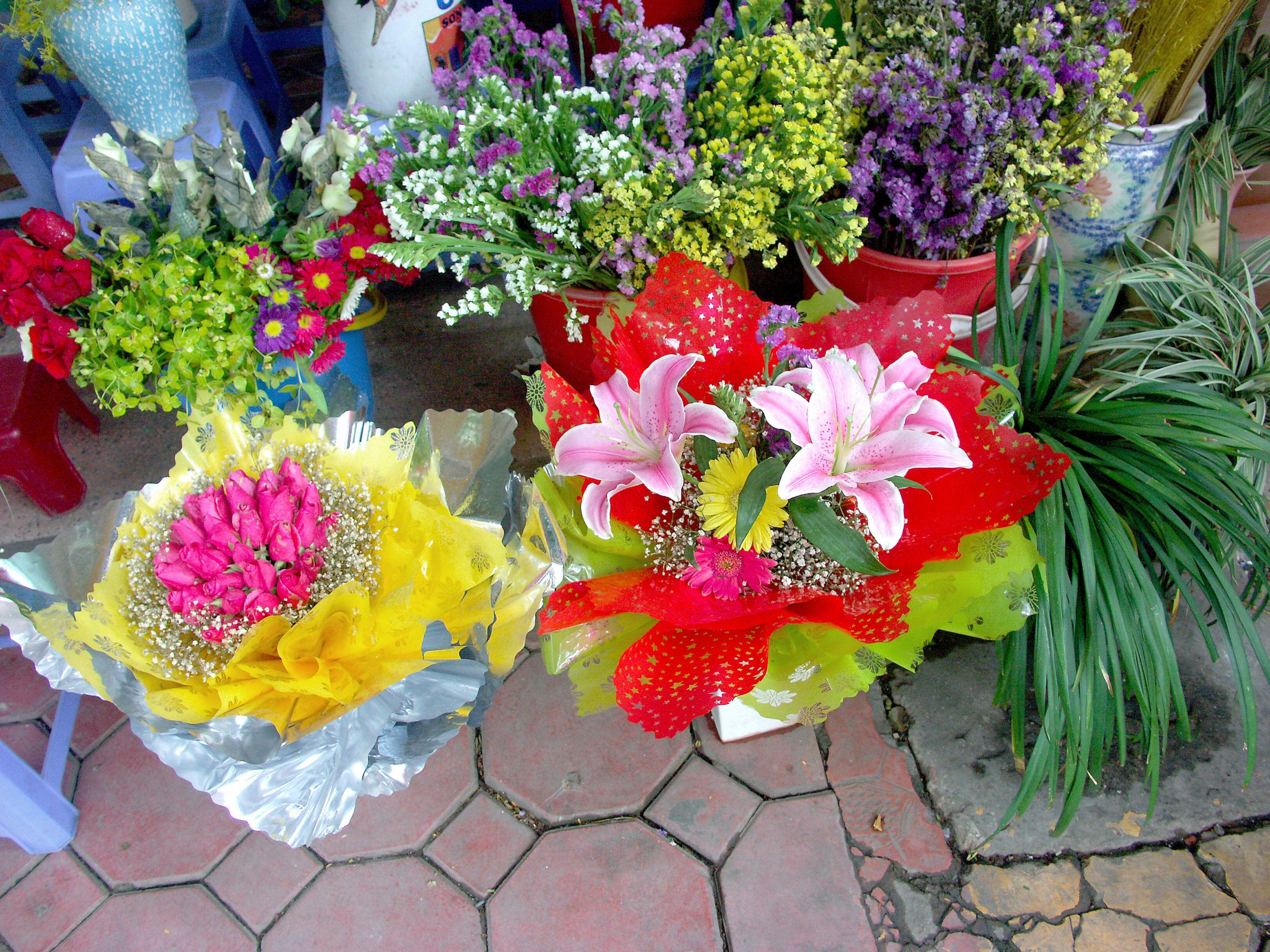 Bouquets de fleurs colorées exposés dans un marché