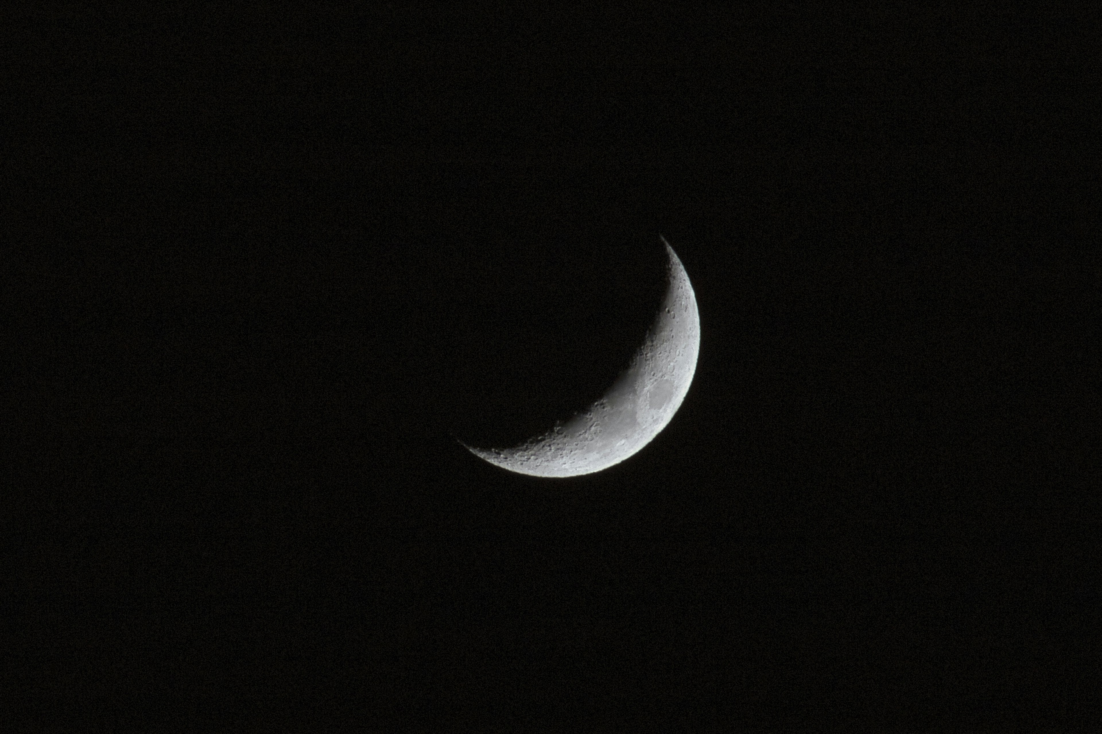 Sottile luna crescente nel cielo notturno