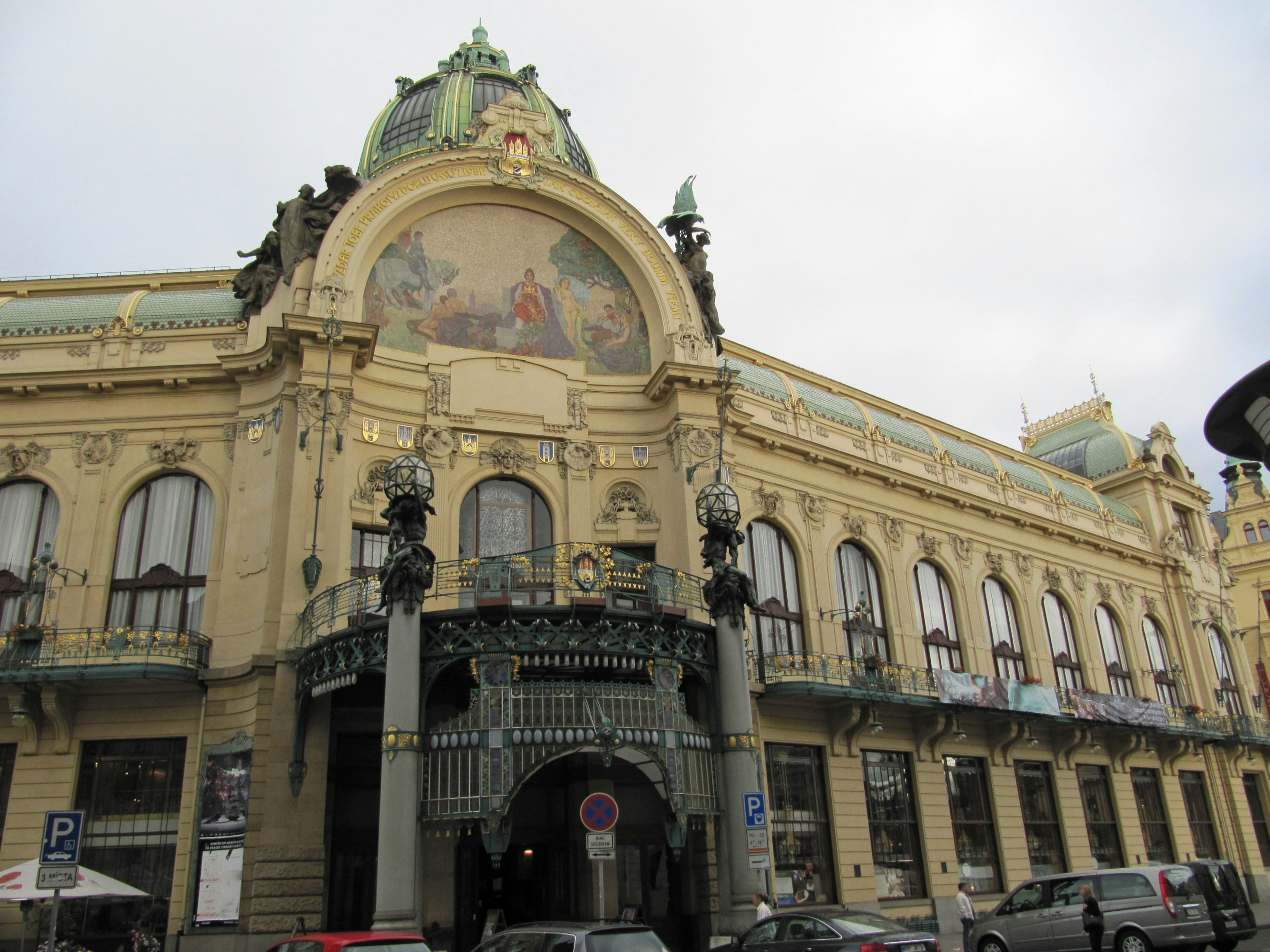 Façade architecturale magnifique d'une maison d'opéra avec des éléments décoratifs et un toit en dôme sous un ciel nuageux