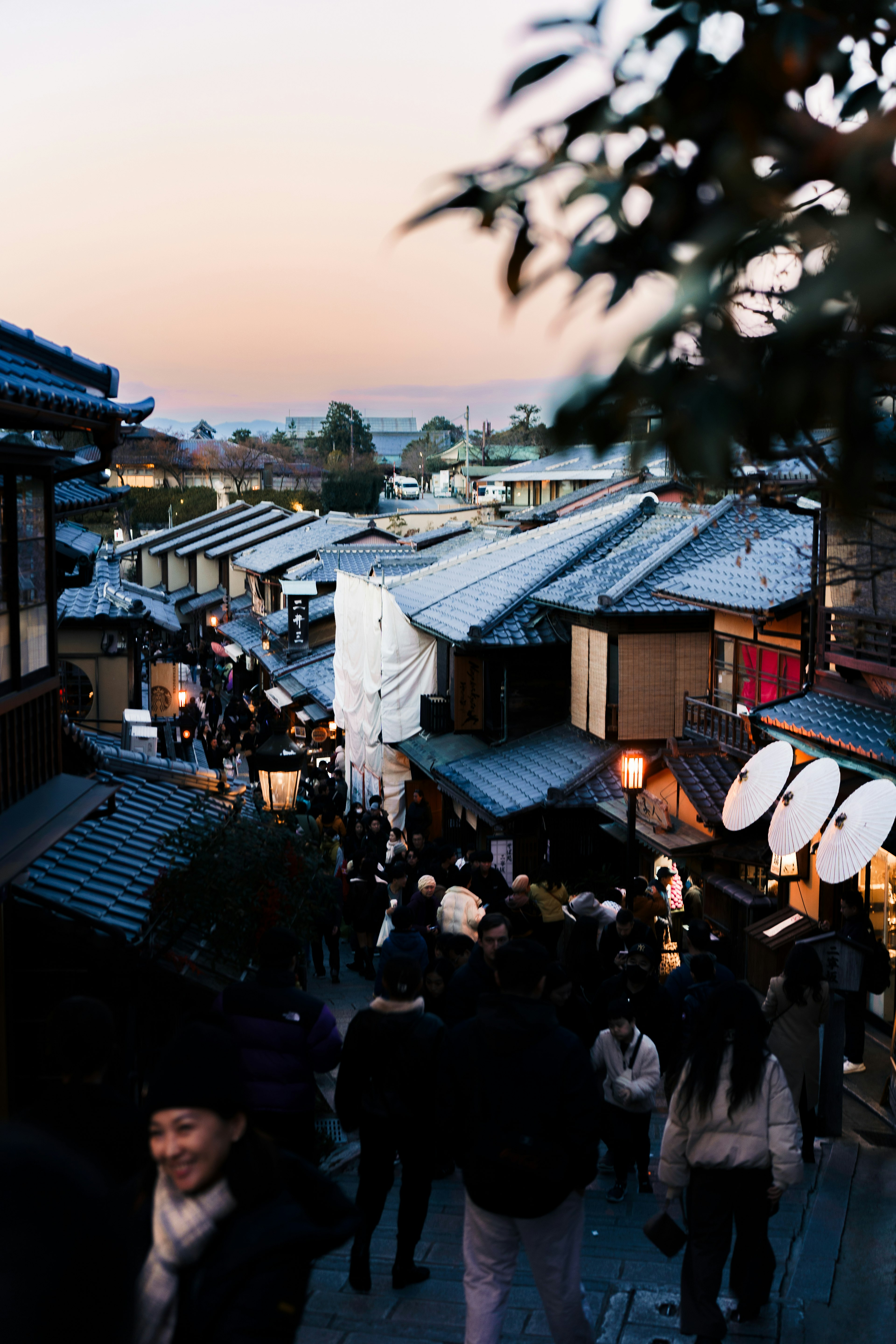 Escena de calle en Kioto al anochecer con turistas