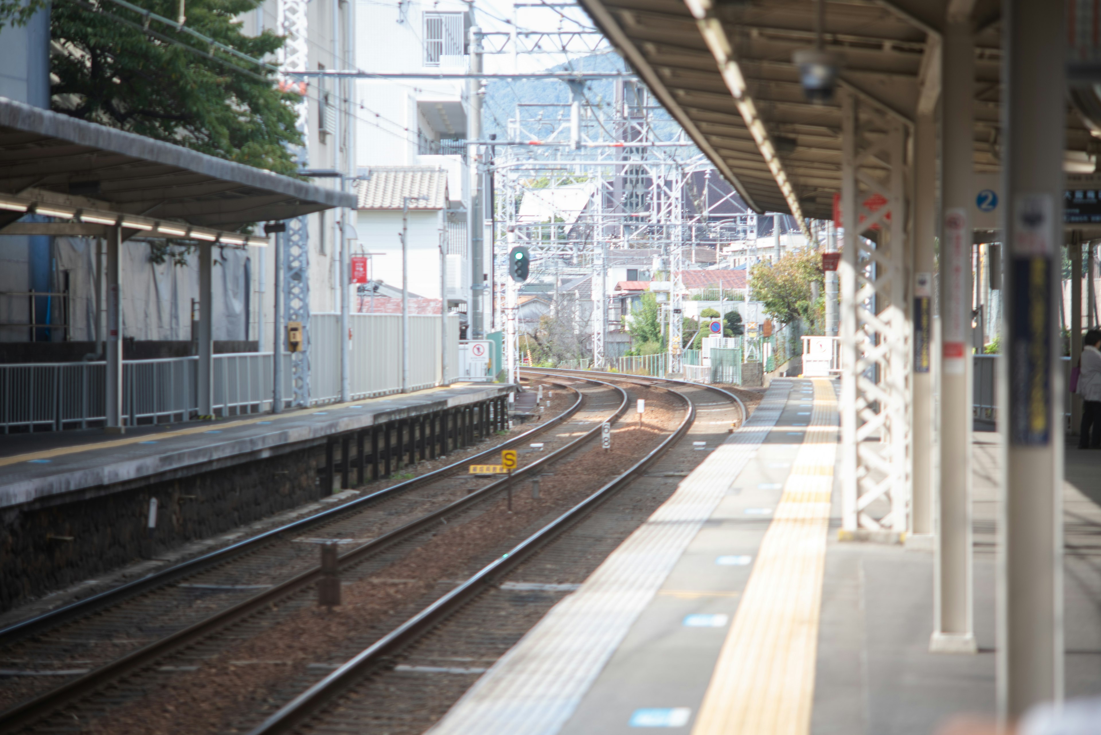 駅のプラットフォームと電車の線路の風景