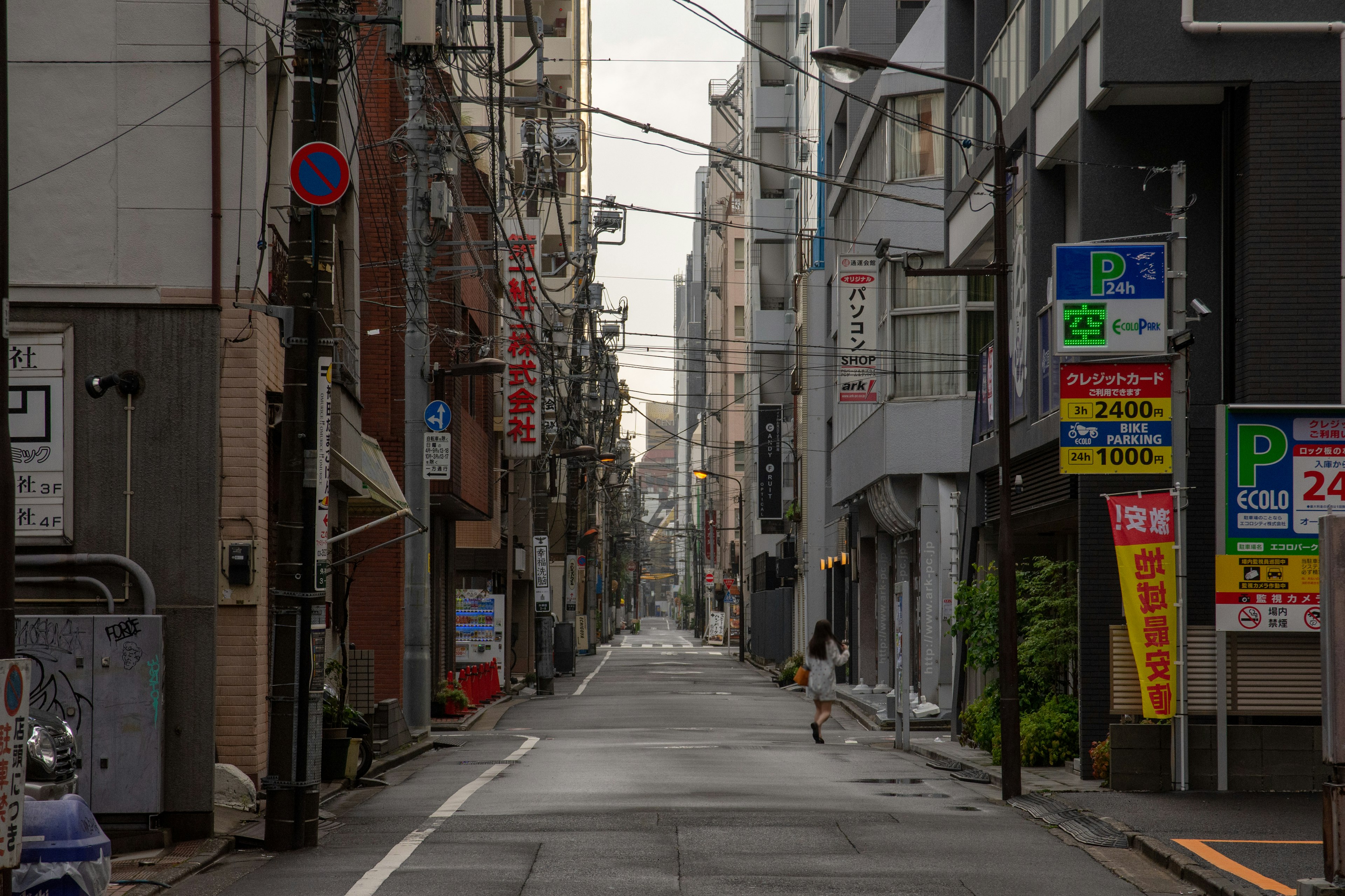 Rue calme avec des bâtiments de grande hauteur et des panneaux