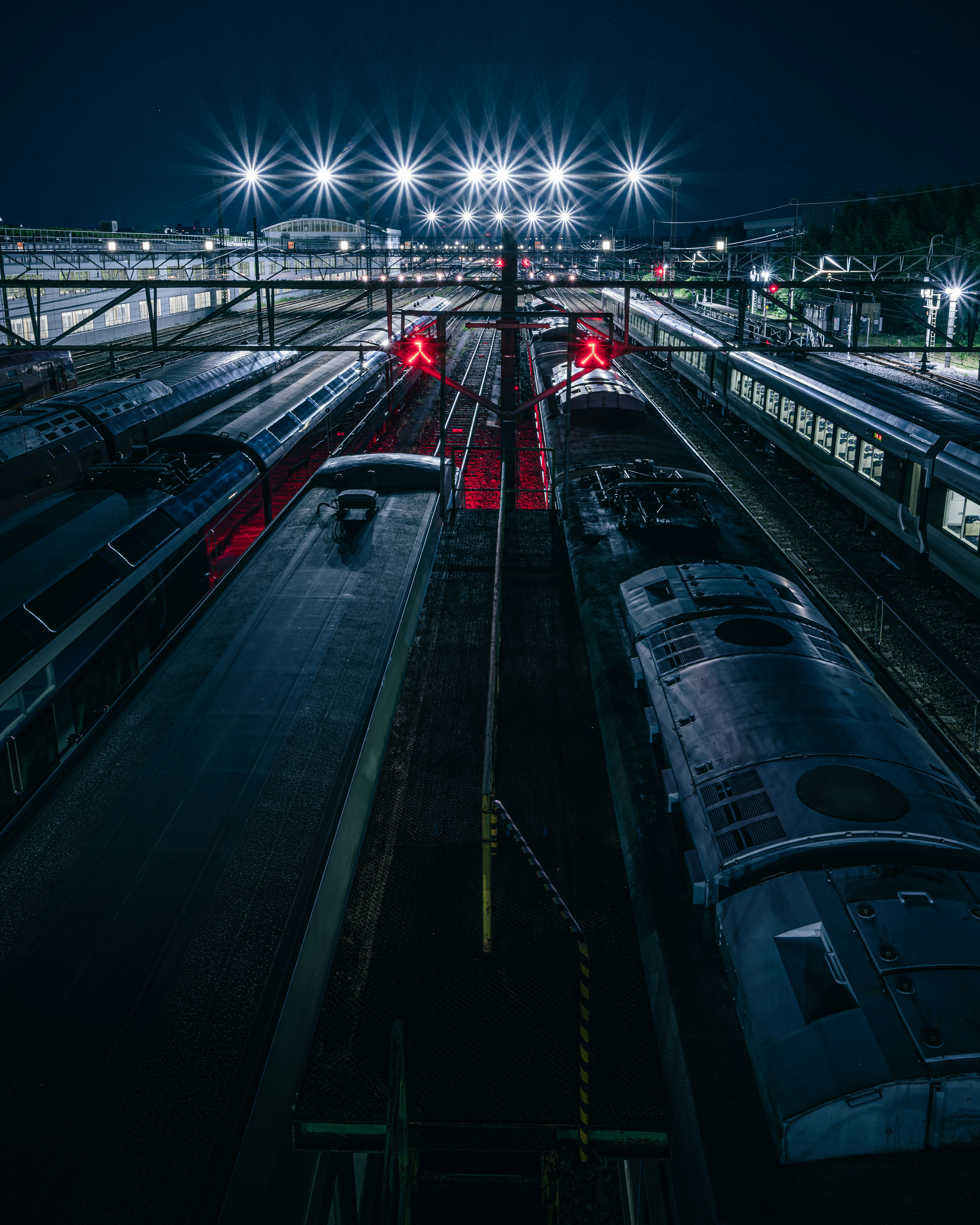 夜間列車全景 明亮的紅色信號和上方燈光