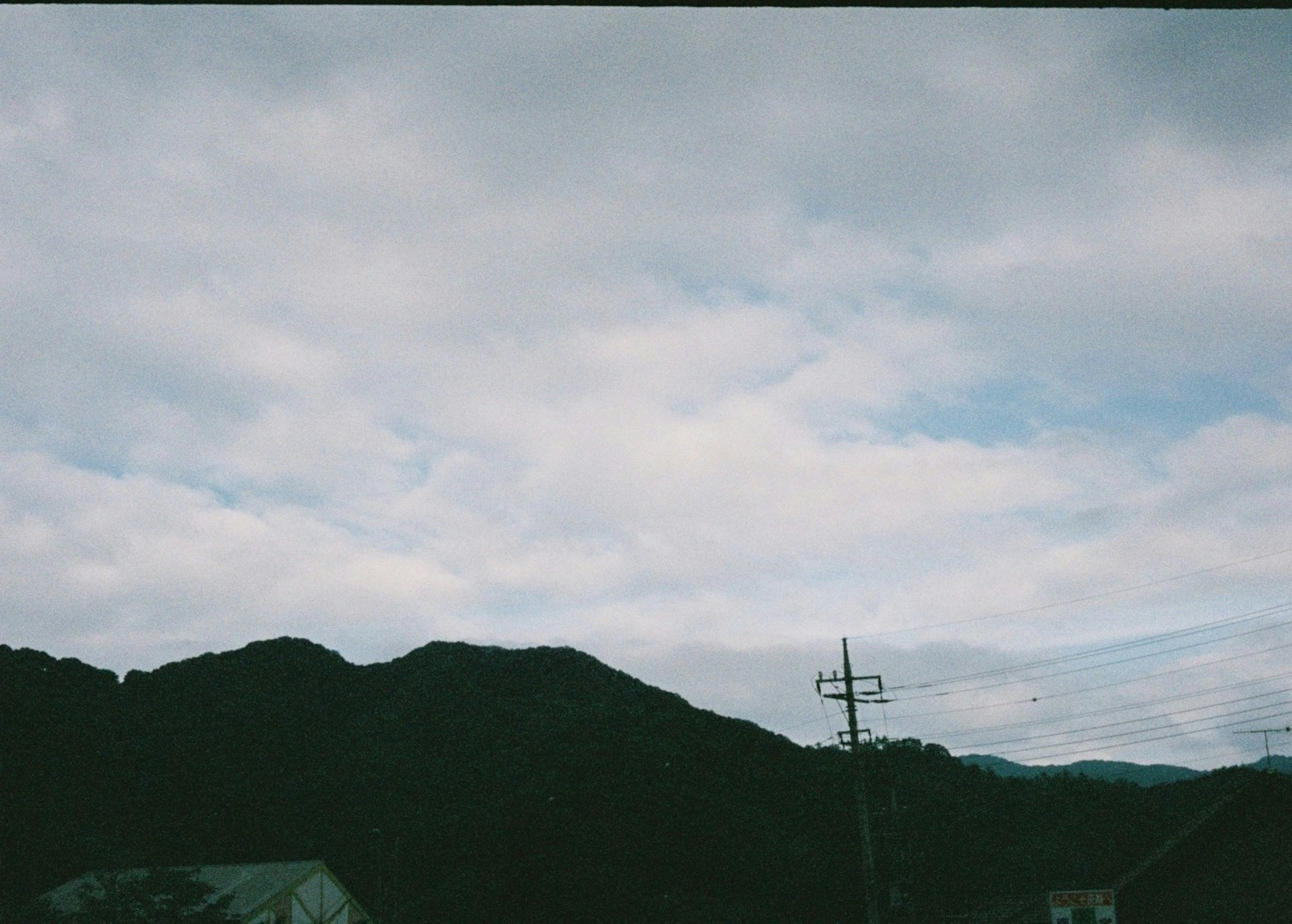 曇り空と山々が見える風景