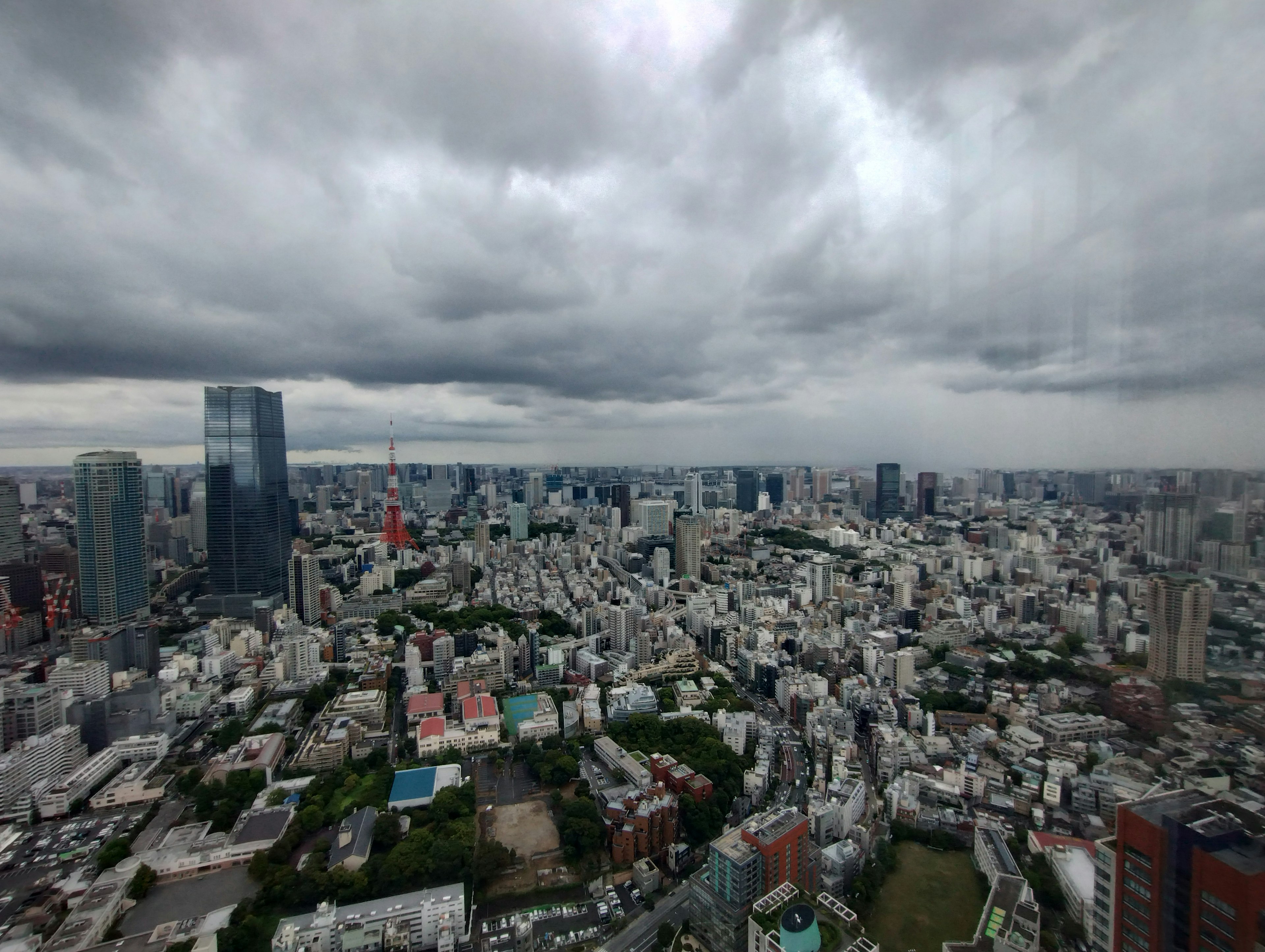 Eine Panoramaansicht der Skyline von Tokio mit bewölktem Himmel