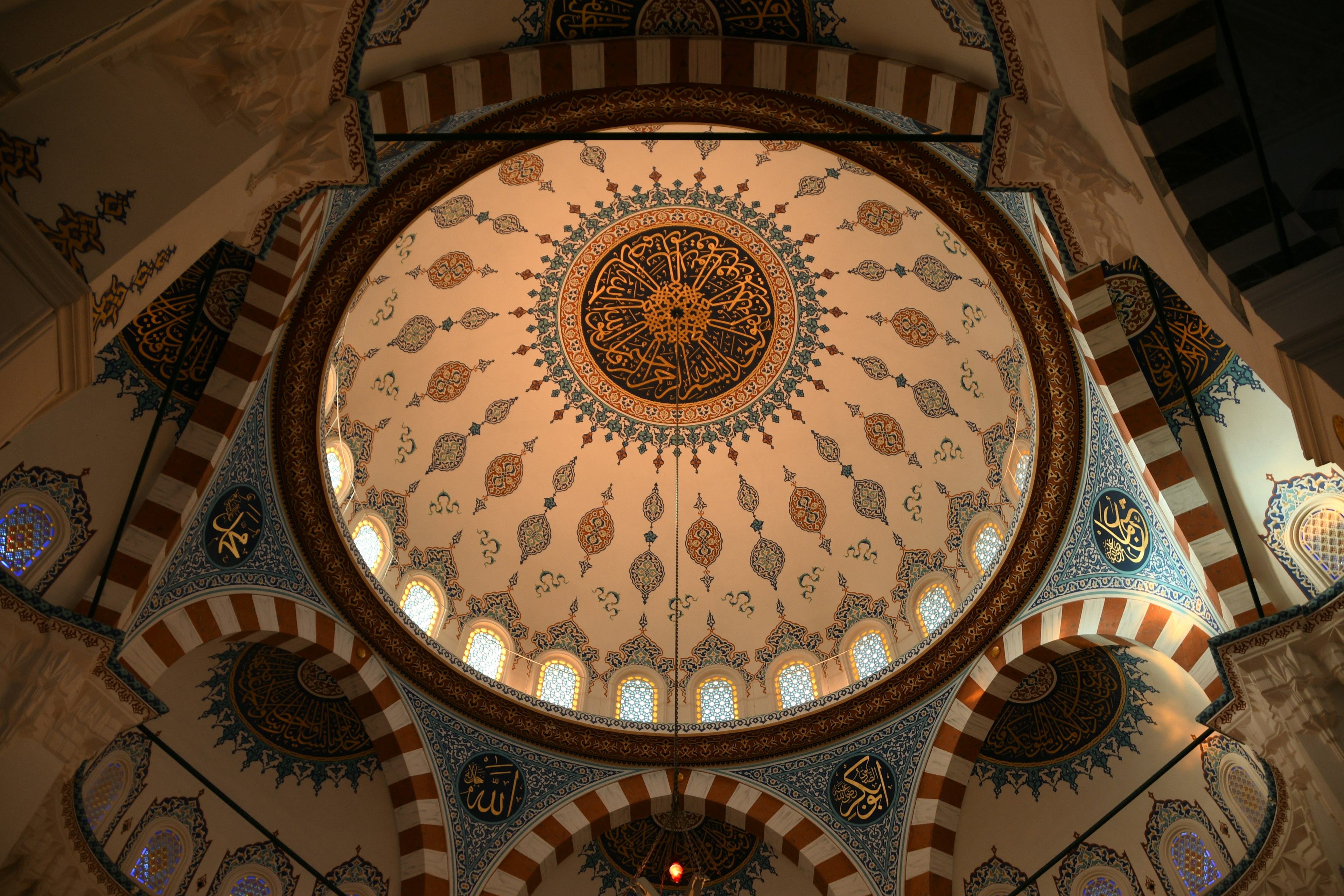 Immagine di un soffitto a cupola splendidamente decorato