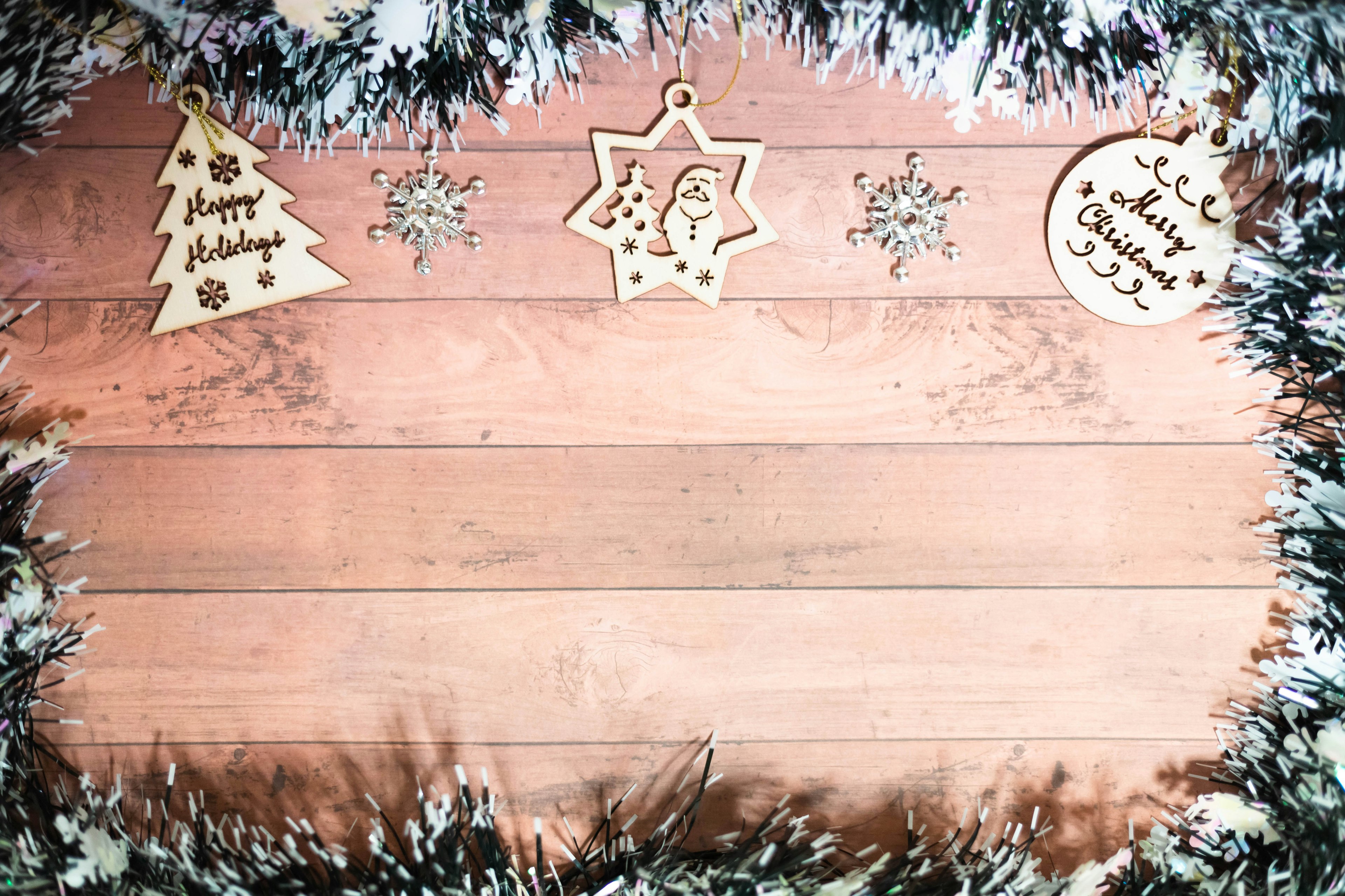 Holz-Weihnachtsornamente und Schneeflocken auf einem Holz-Hintergrund