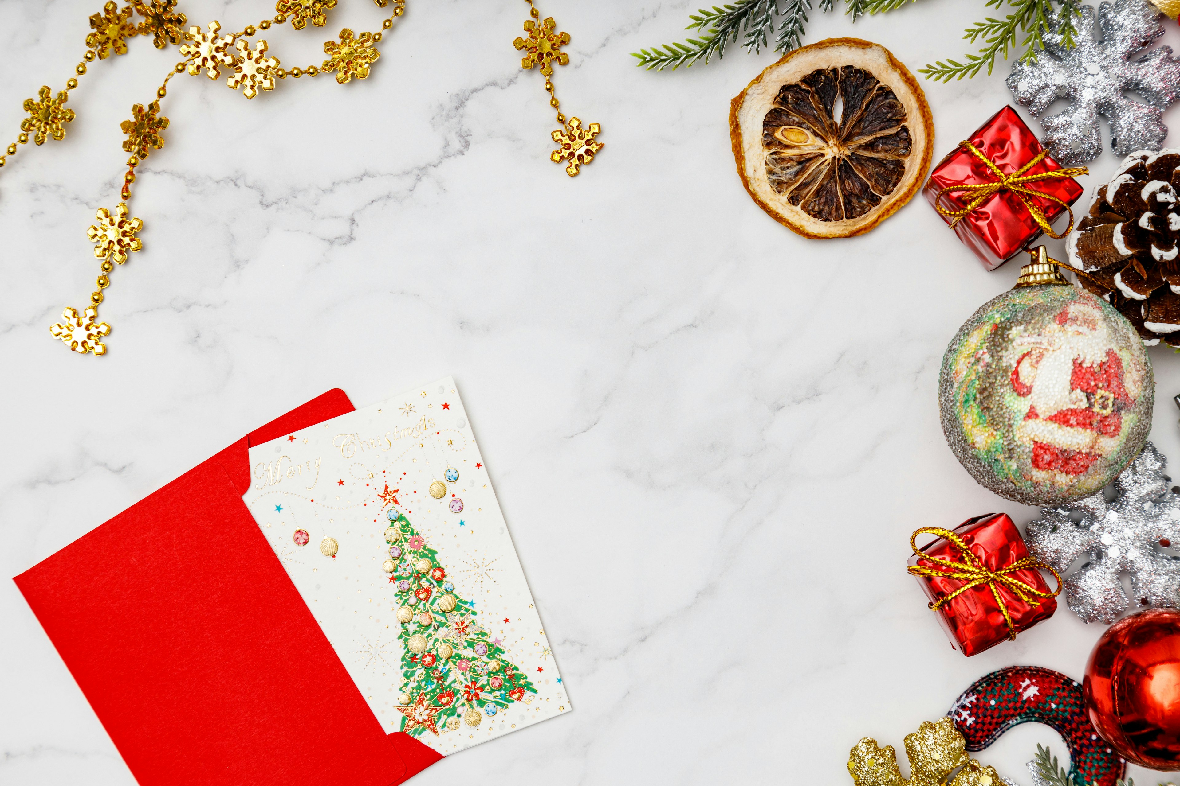 Table avec carte de Noël et décorations