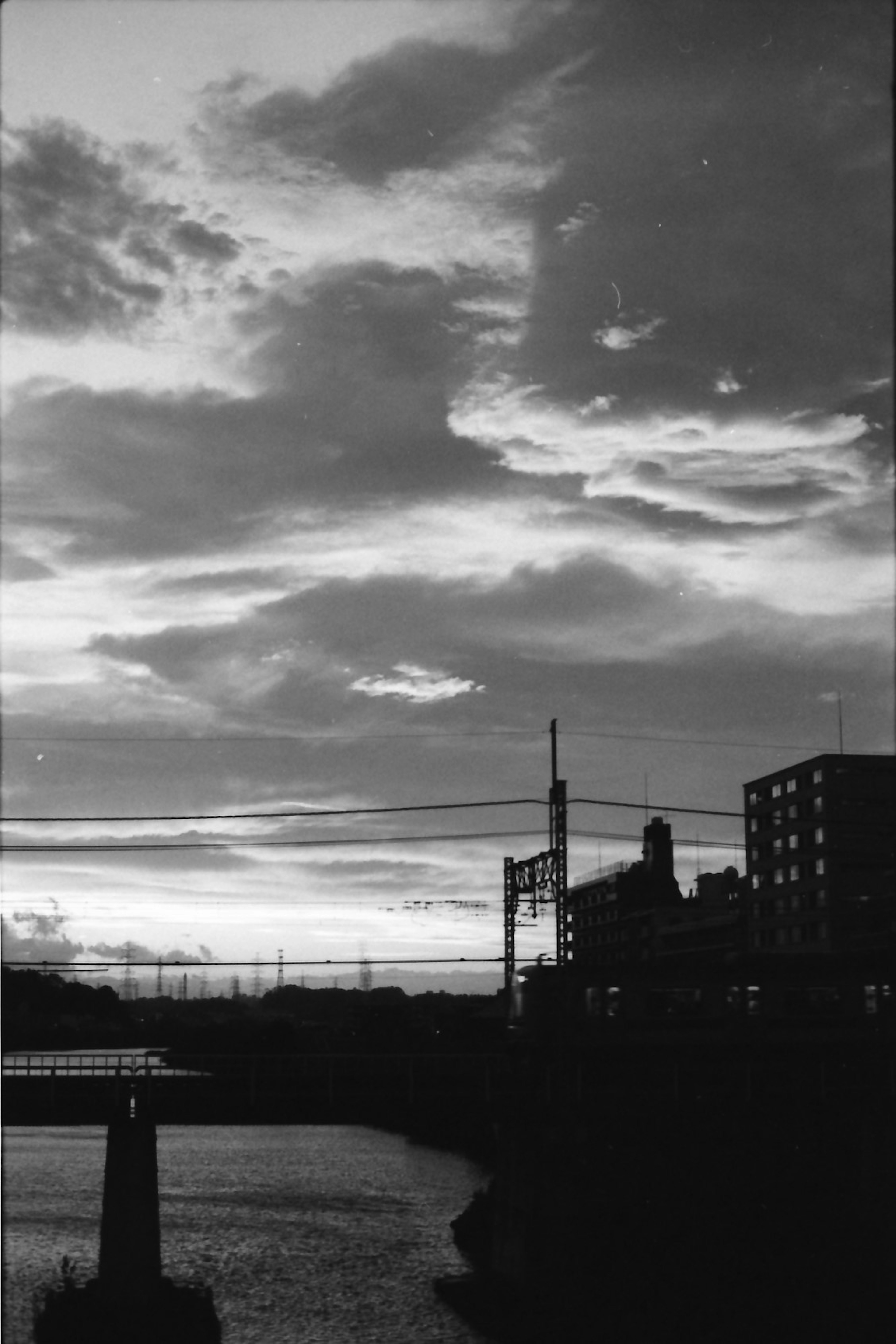 Silhouette de bâtiments et de rivière dans un paysage en noir et blanc