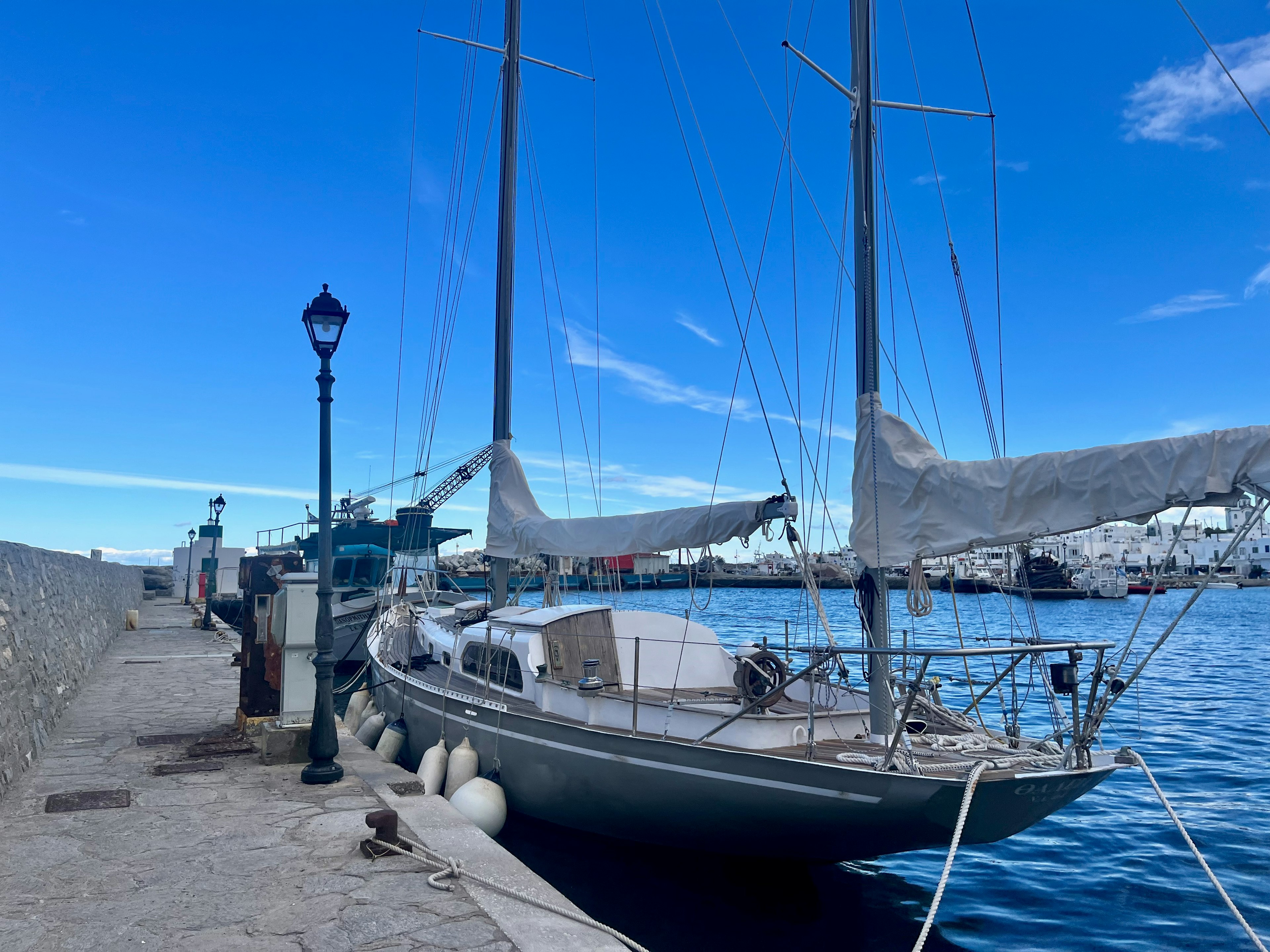 Yacht amarré dans un port sous un ciel bleu