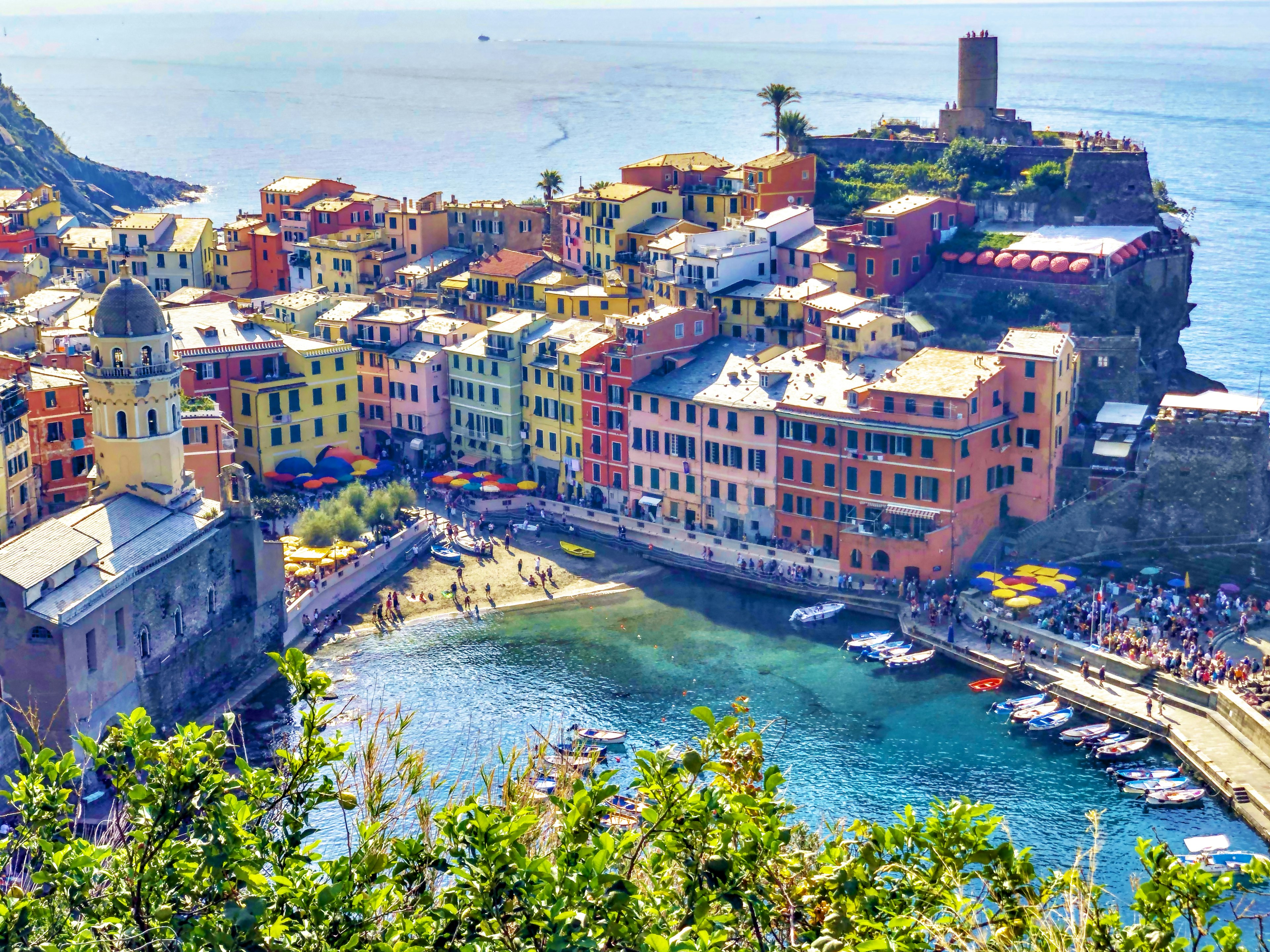 Vista panoramica di un villaggio costiero colorato con case vivaci