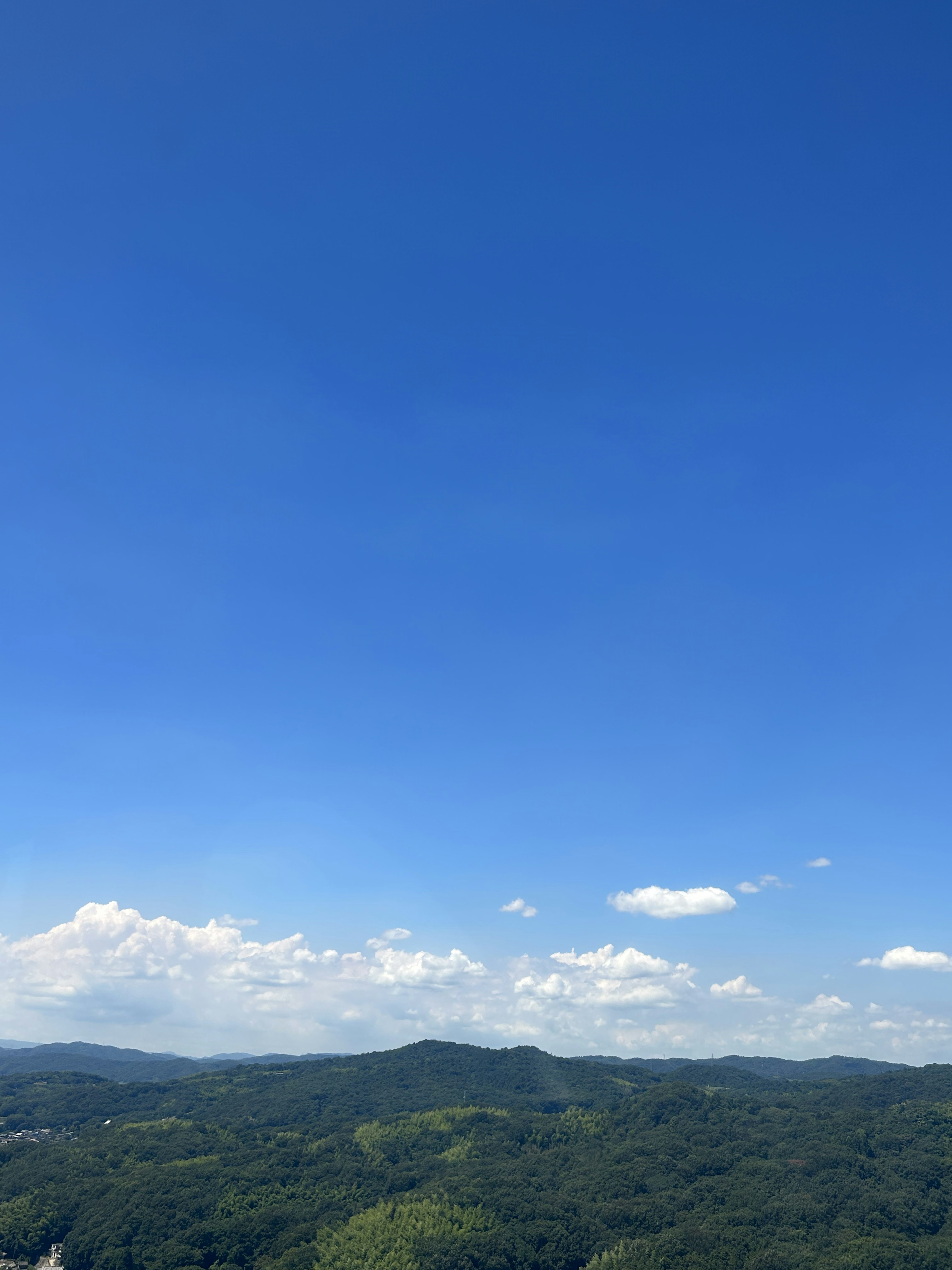 Ciel bleu clair au-dessus des collines verdoyantes