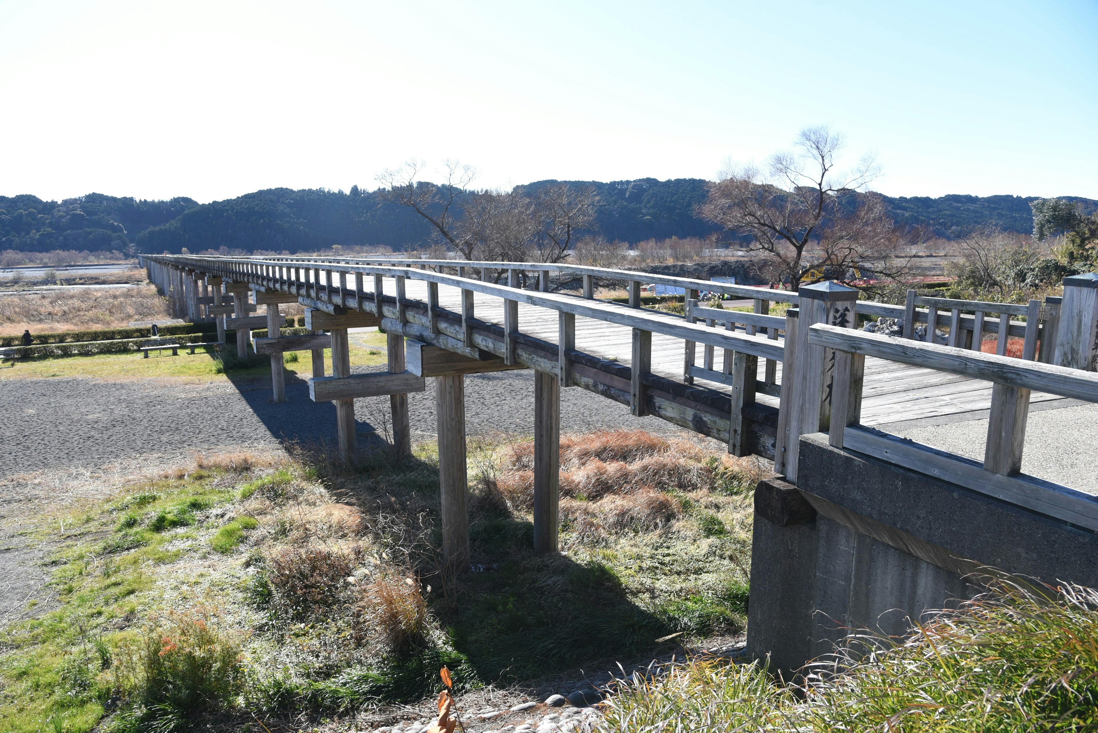 Eine lange Brücke, die sich über eine natürliche Landschaft erstreckt