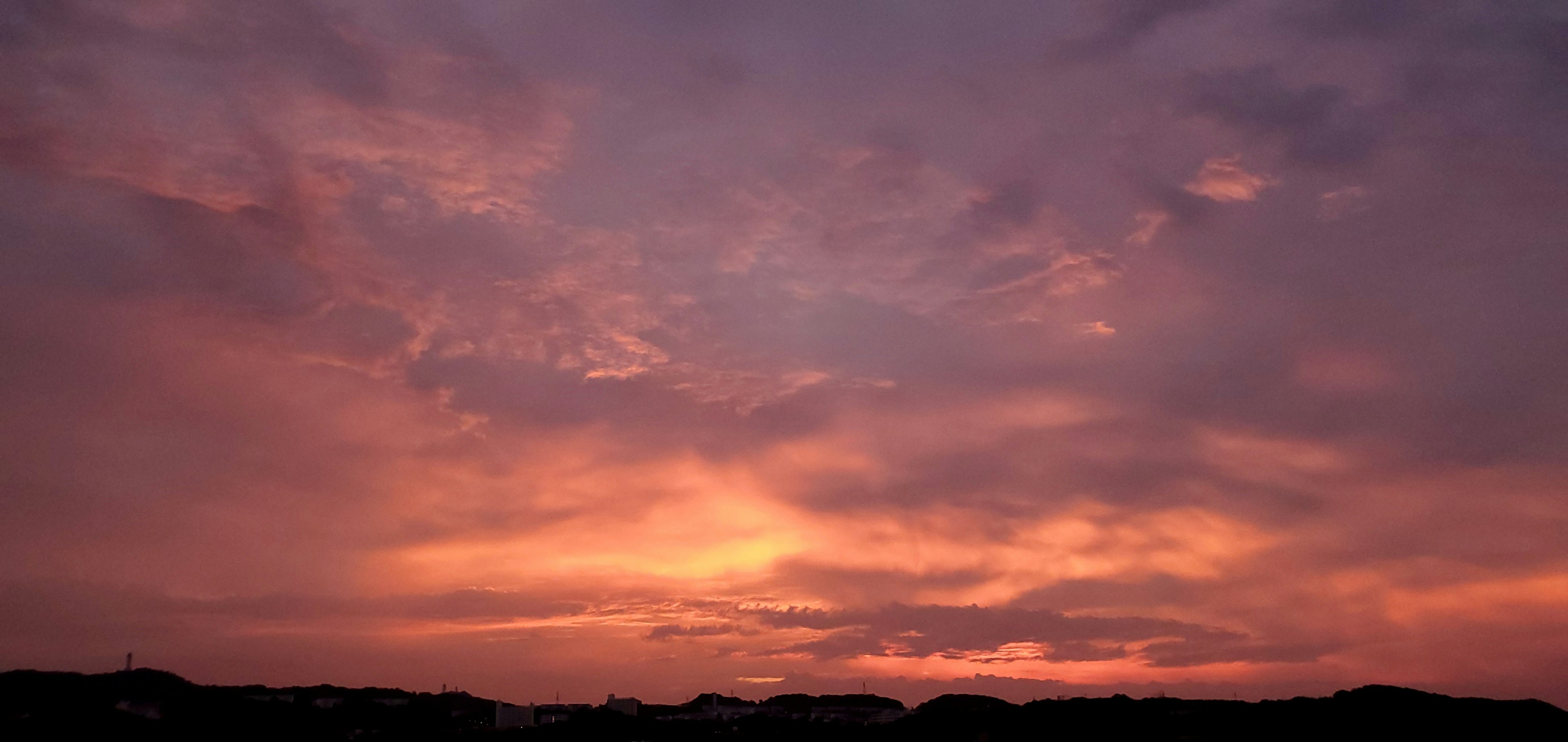 Un bellissimo cielo al tramonto con colori vivaci