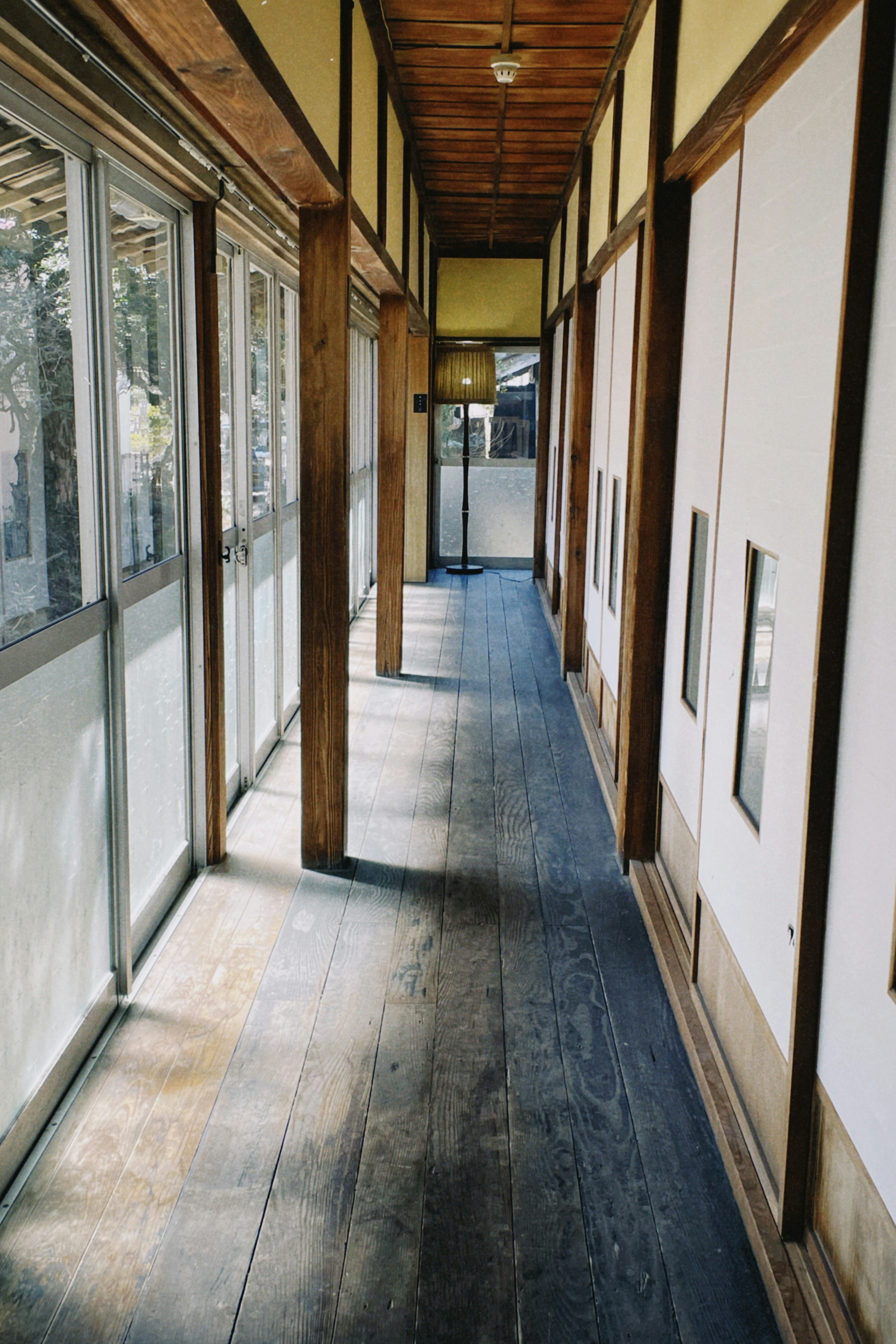 Pasillo japonés tradicional con suelo de madera y puertas correderas