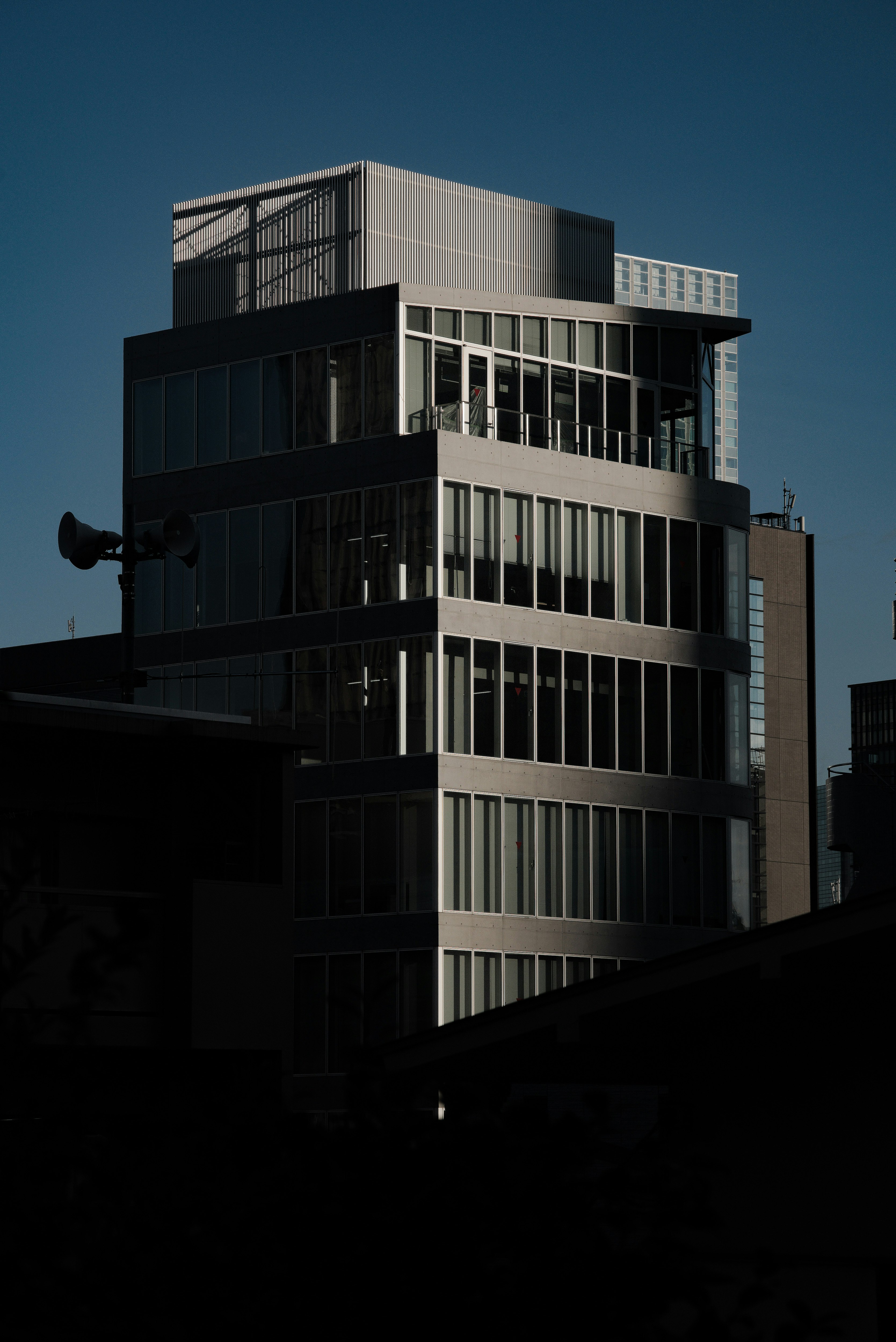 Silhouette d'un immeuble de grande hauteur contre le ciel du soir