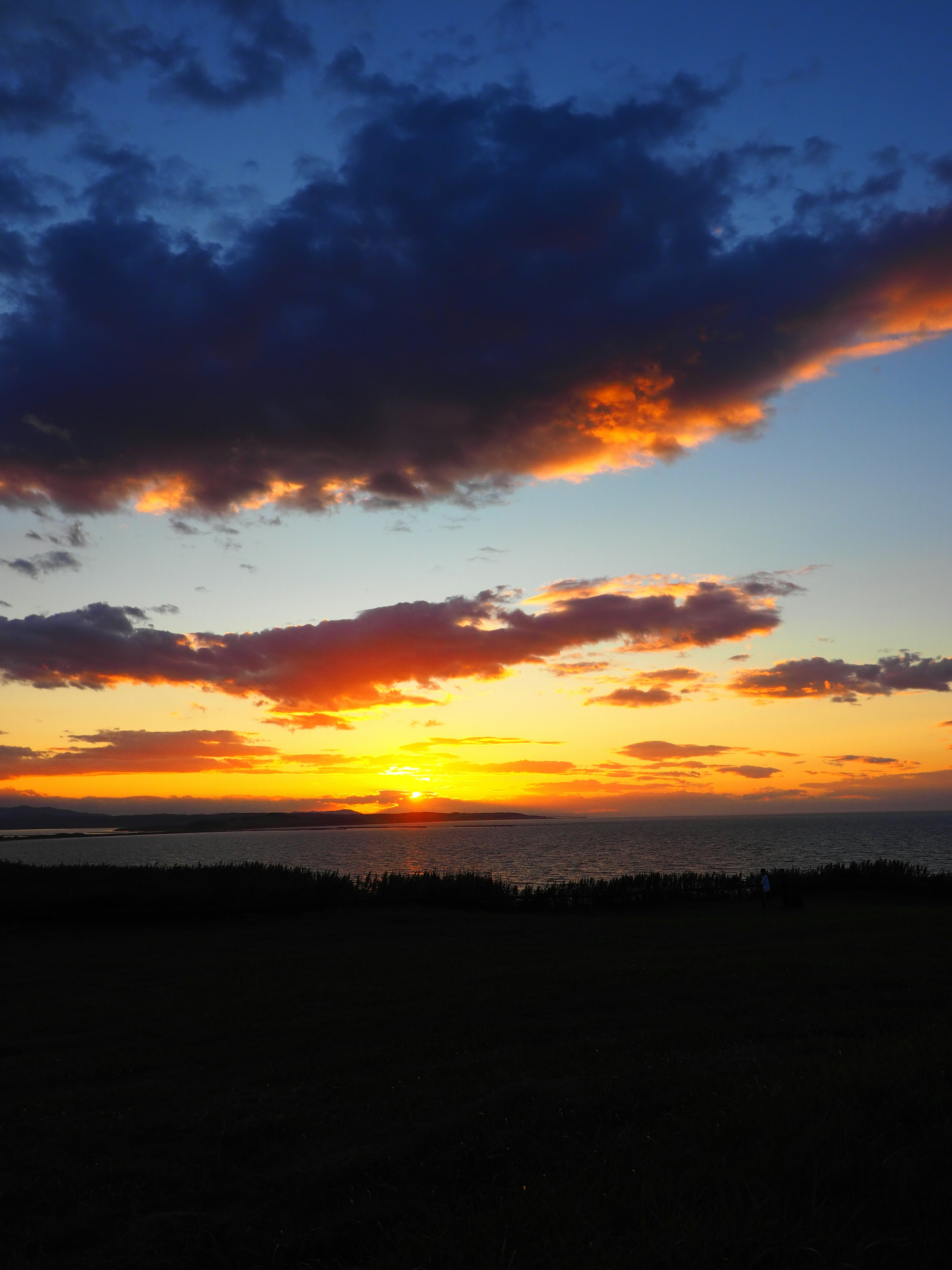 Paysage de coucher de soleil magnifique avec des nuages colorés