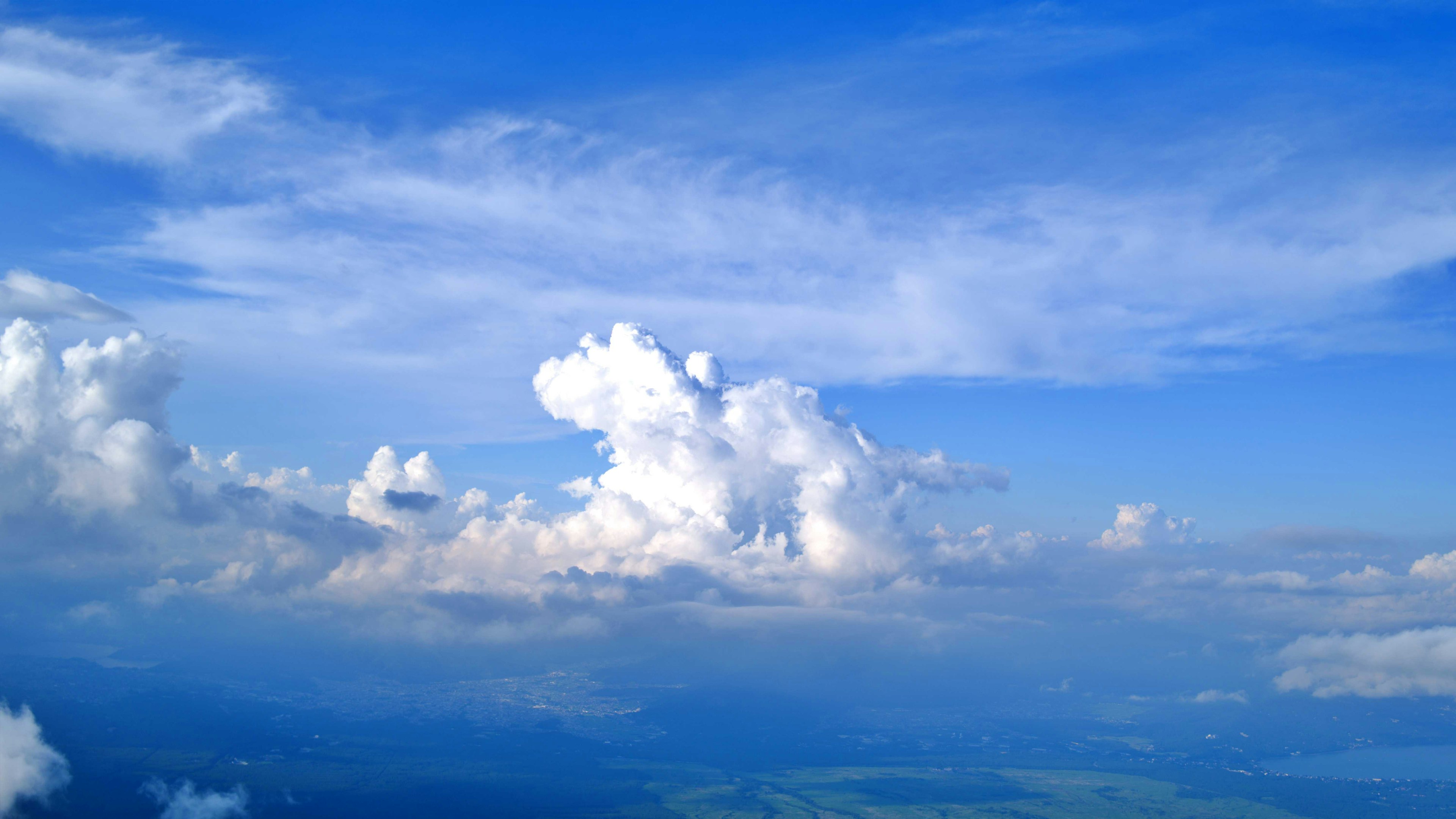 Amplio cielo azul con nubes blancas esponjosas