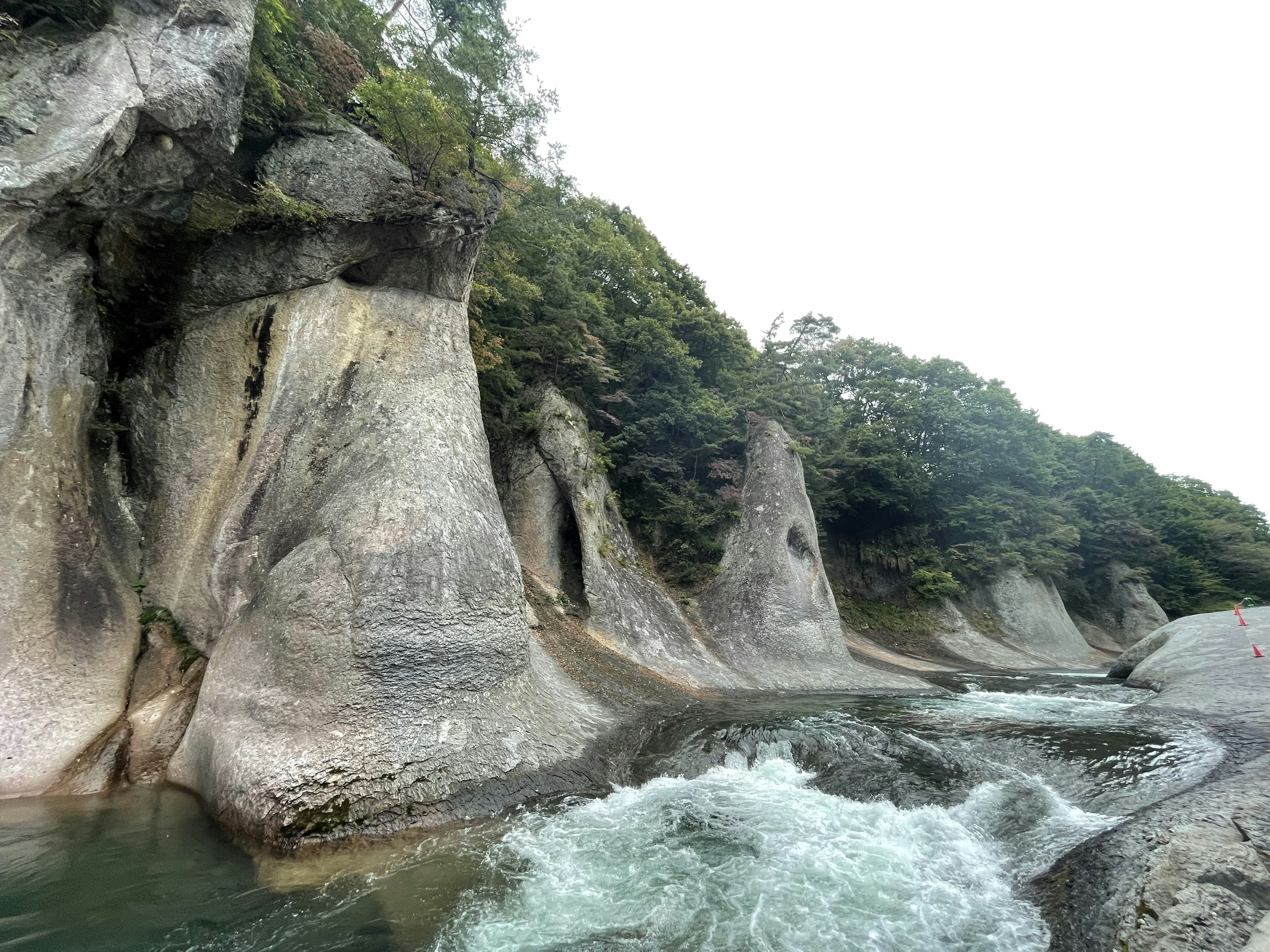 水流と岩の奇岩が並ぶ自然の風景