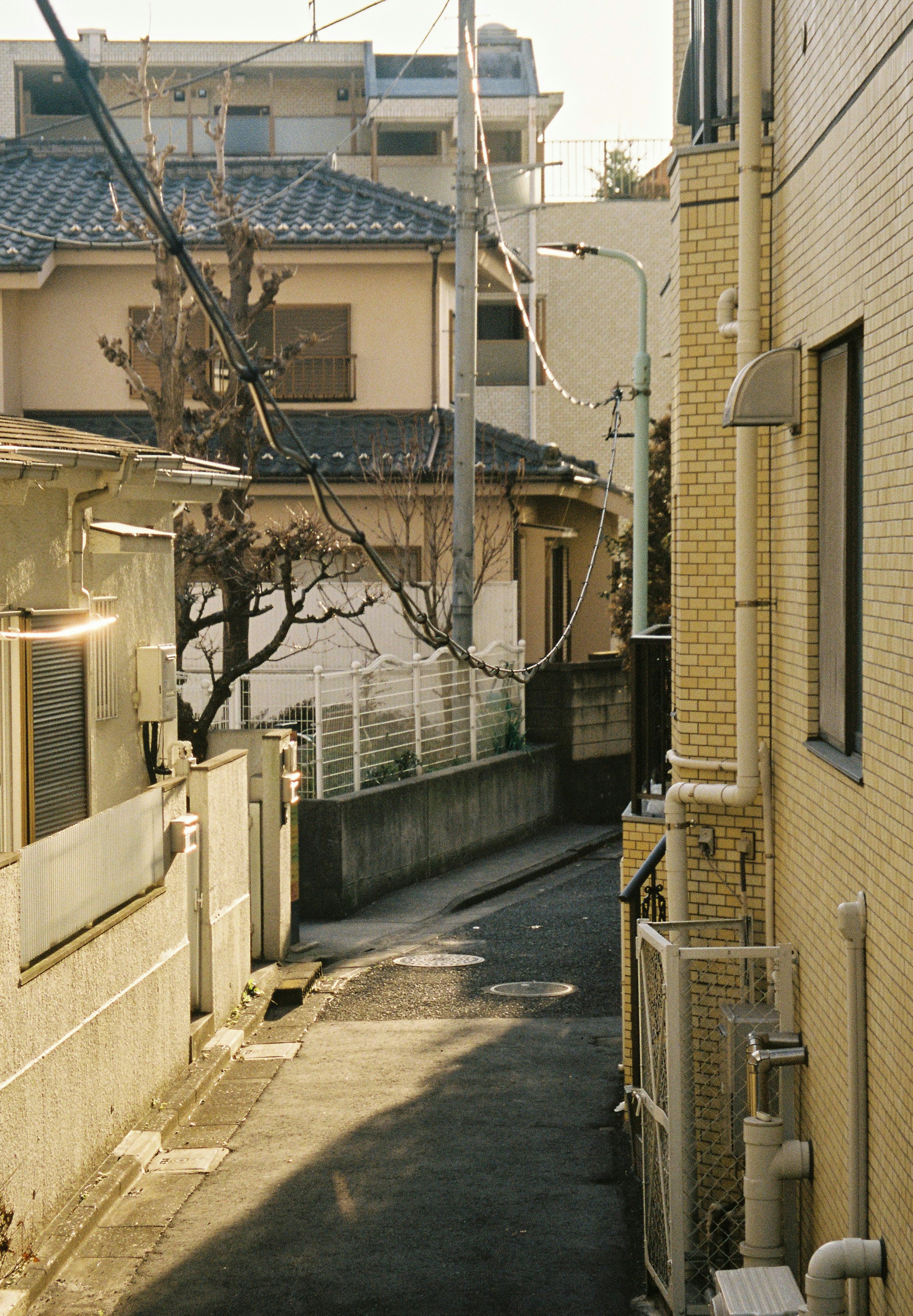 Schmale Straße mit Häusern in einer japanischen Umgebung