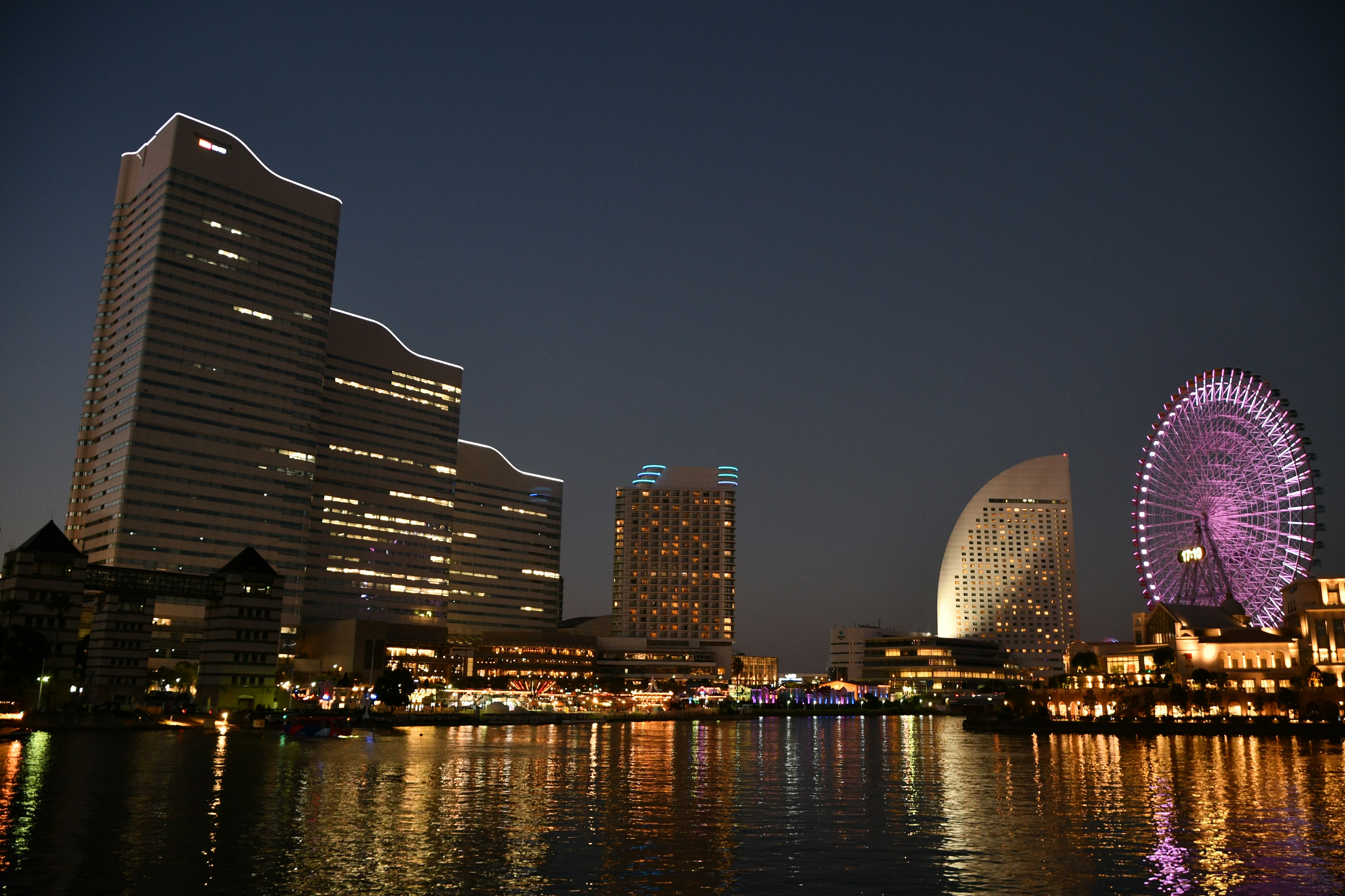 Schöne Nachtansicht der Wolkenkratzer von Yokohama und des Riesenrads