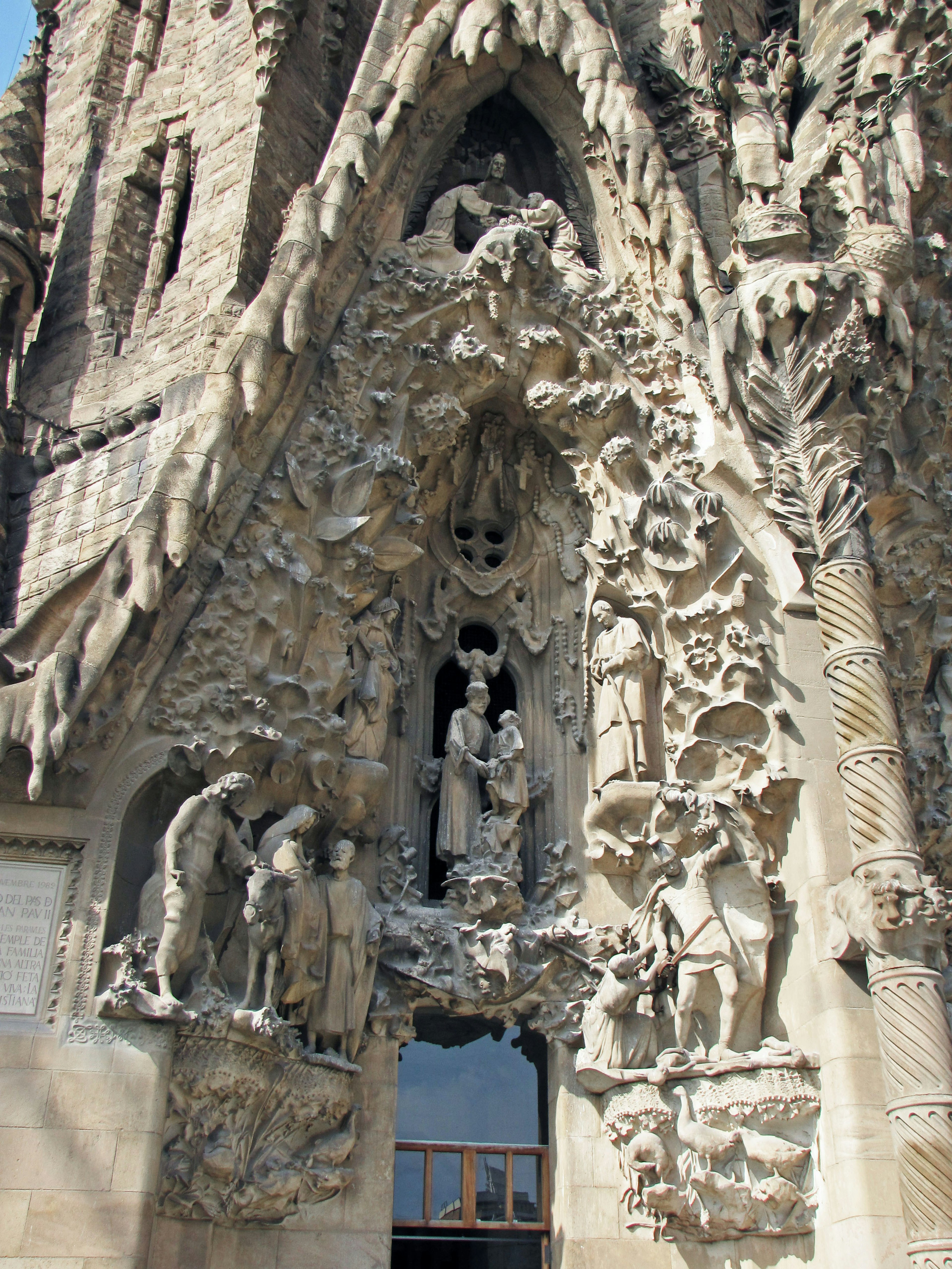 Detaillierte Skulptur an der Außenwand der Sagrada Familia