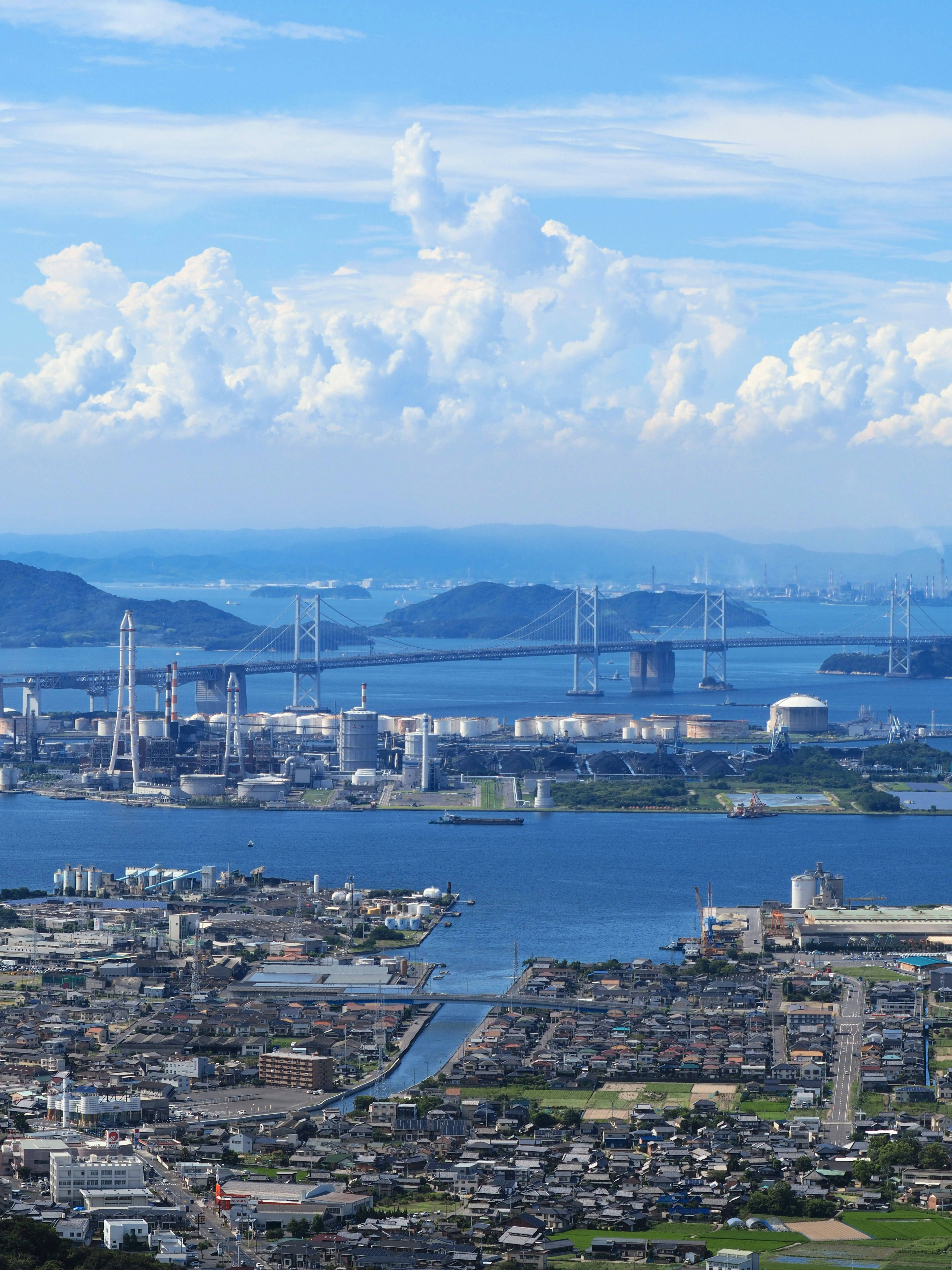 Pemandangan panorama kota pesisir dengan langit biru dan jembatan di atas air