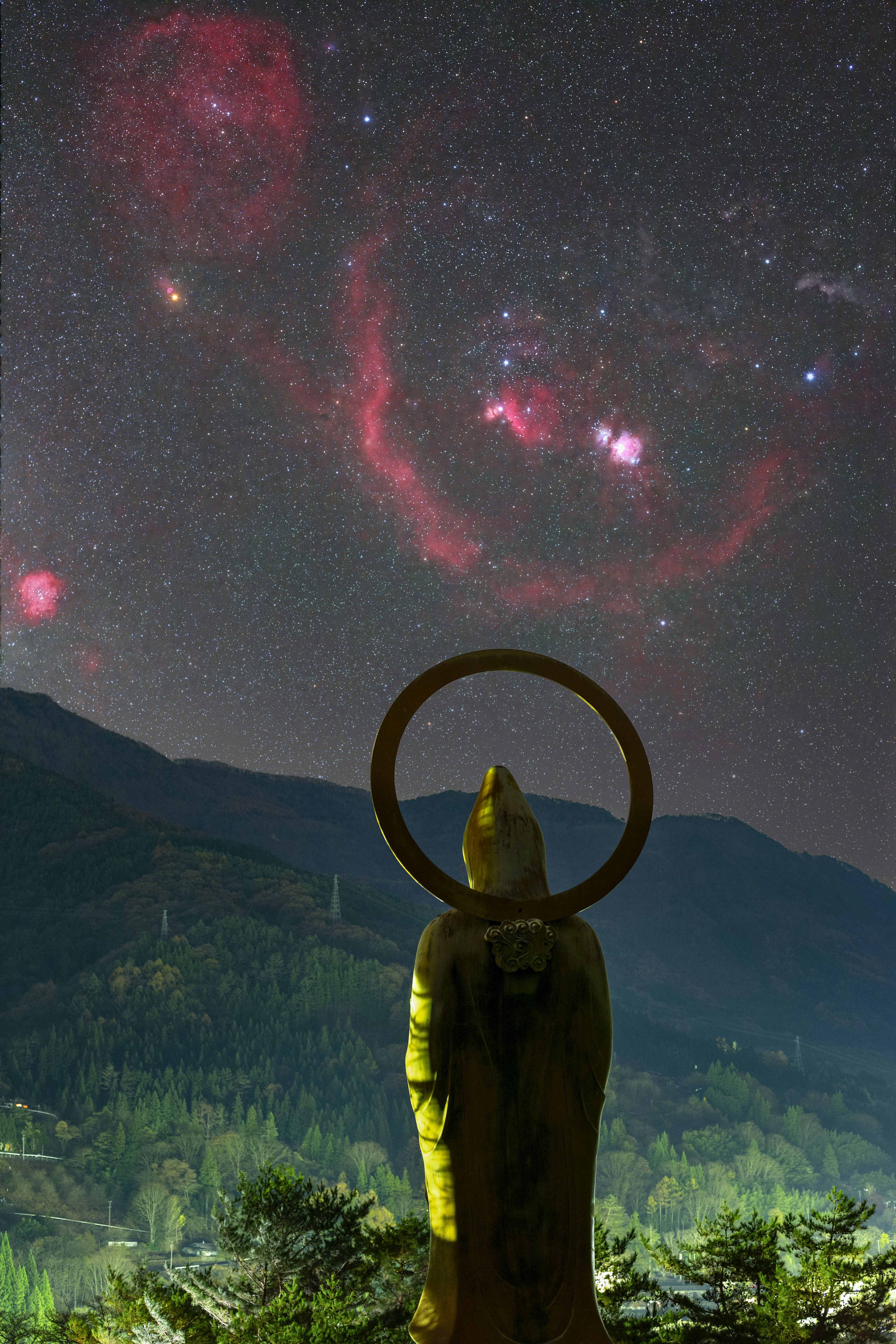 Patung Buddha di bawah langit berbintang dengan formasi langit yang cerah