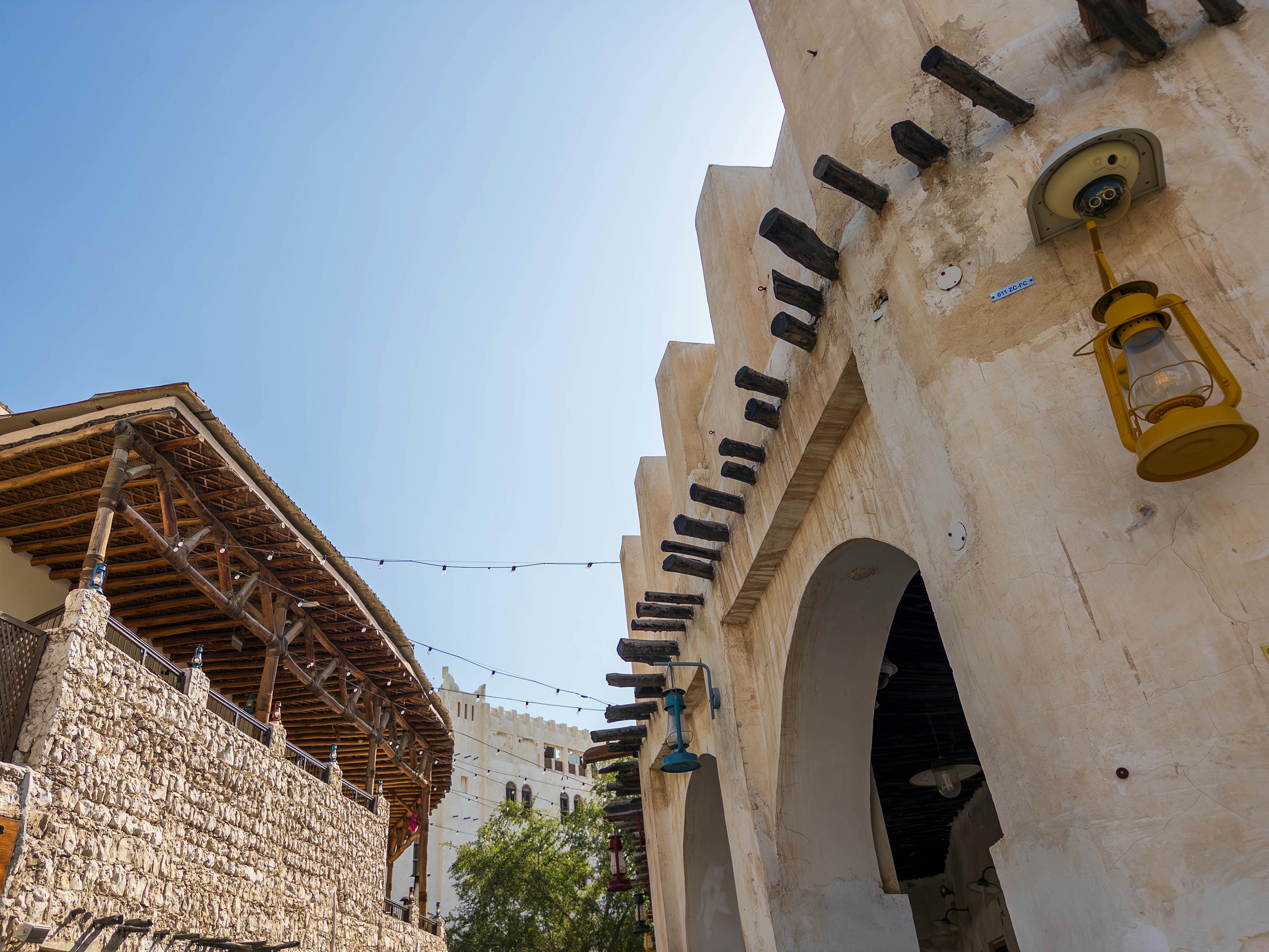 Edificio tradicional con arcos y faroles colgantes