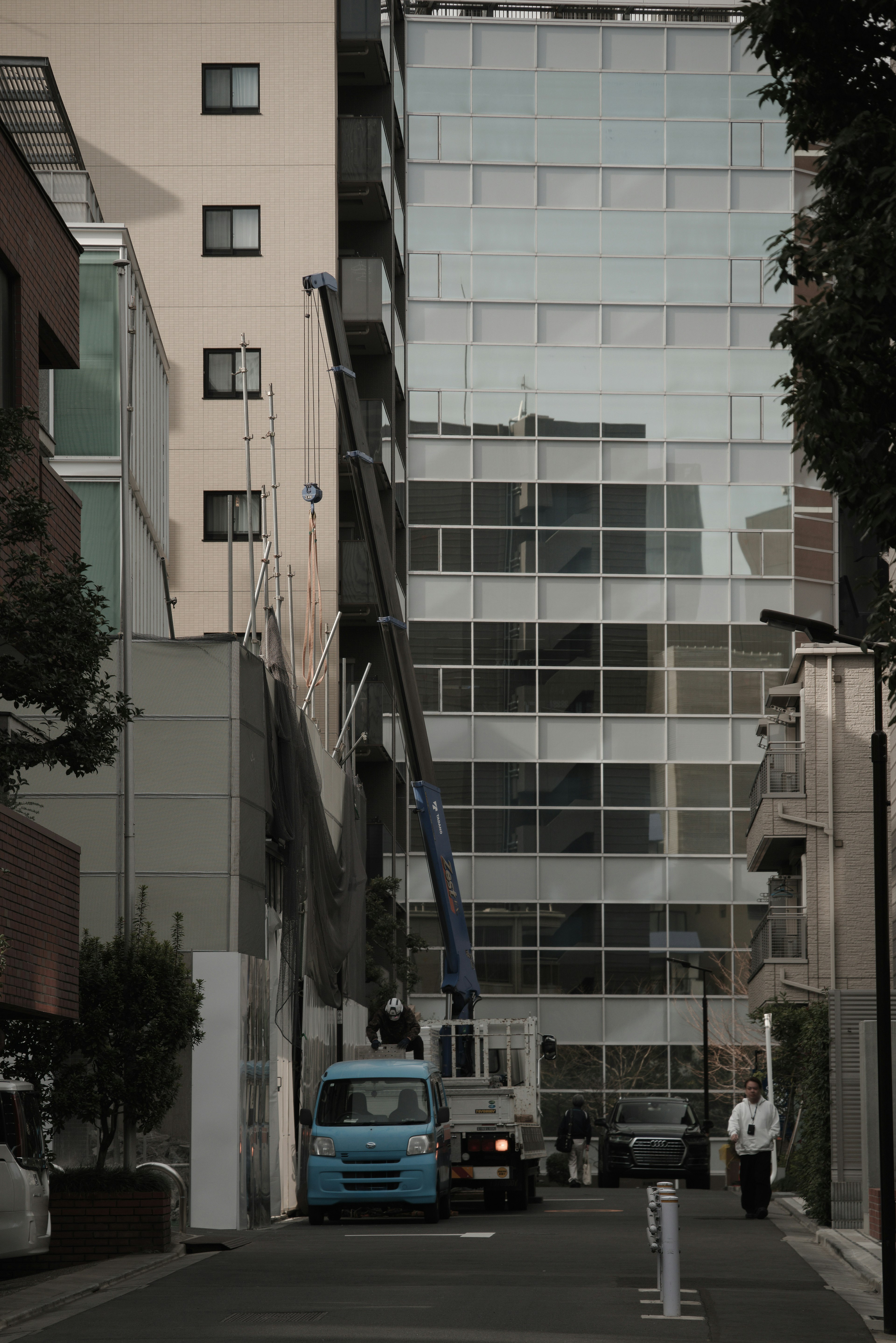 近代的なビルと街路が映る都市の風景