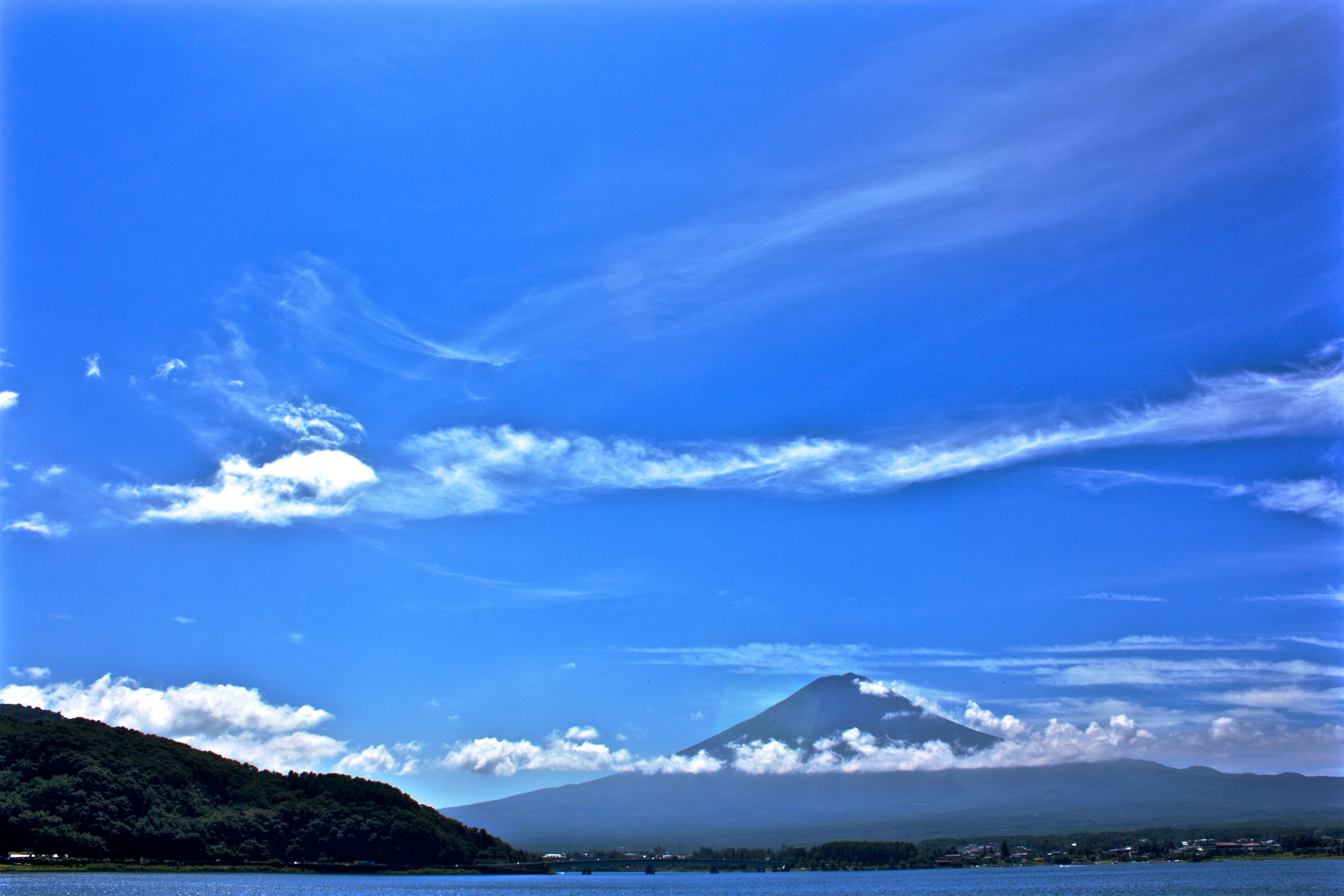 背景为晴朗蓝天和云朵的富士山风景