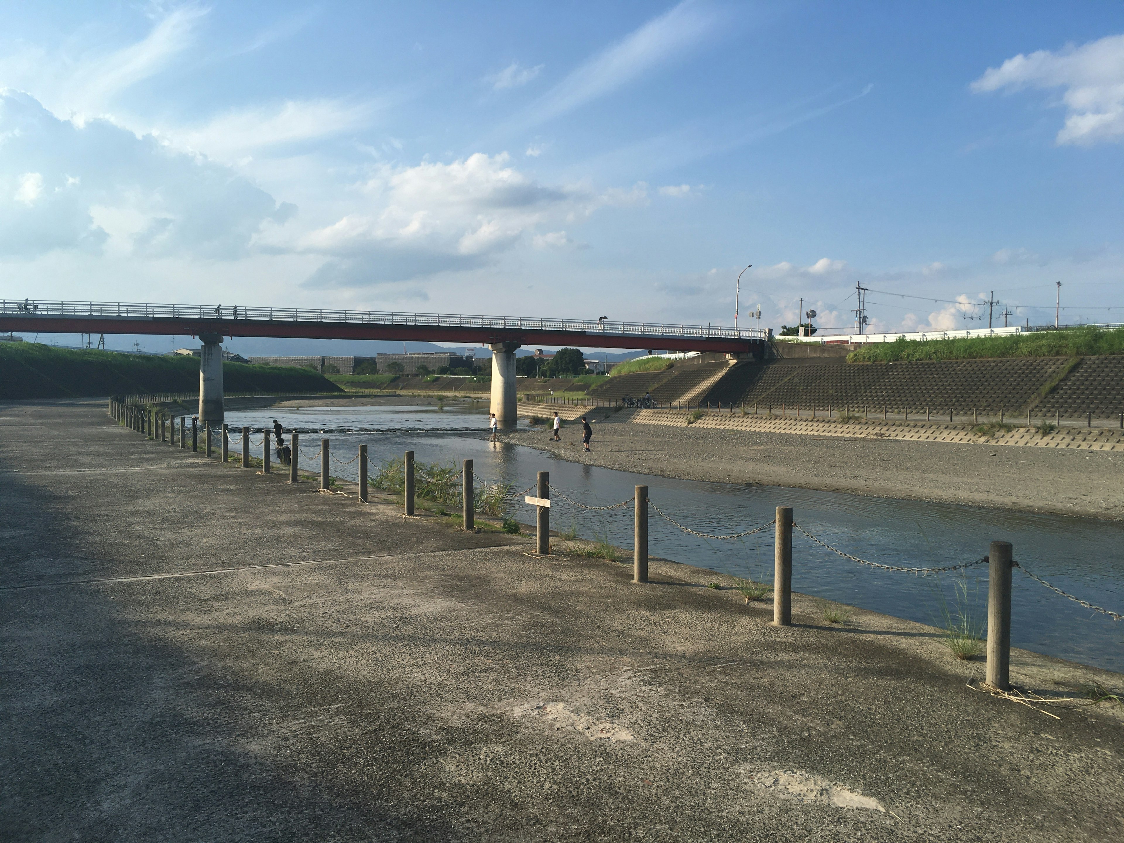 Pemandangan sungai dengan jembatan di bawah langit biru