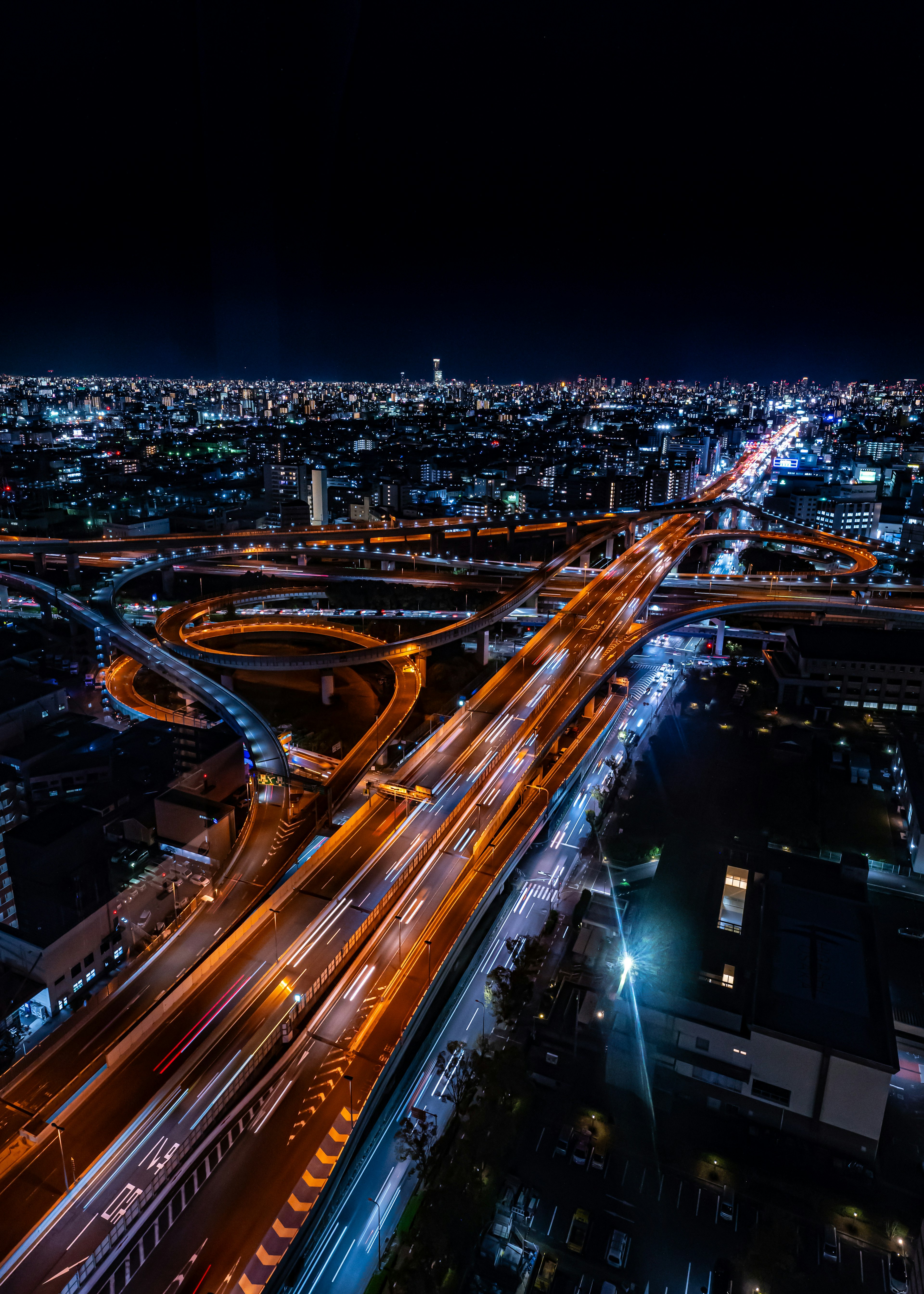 夜間城市的空中視圖，複雜的道路和明亮的光流