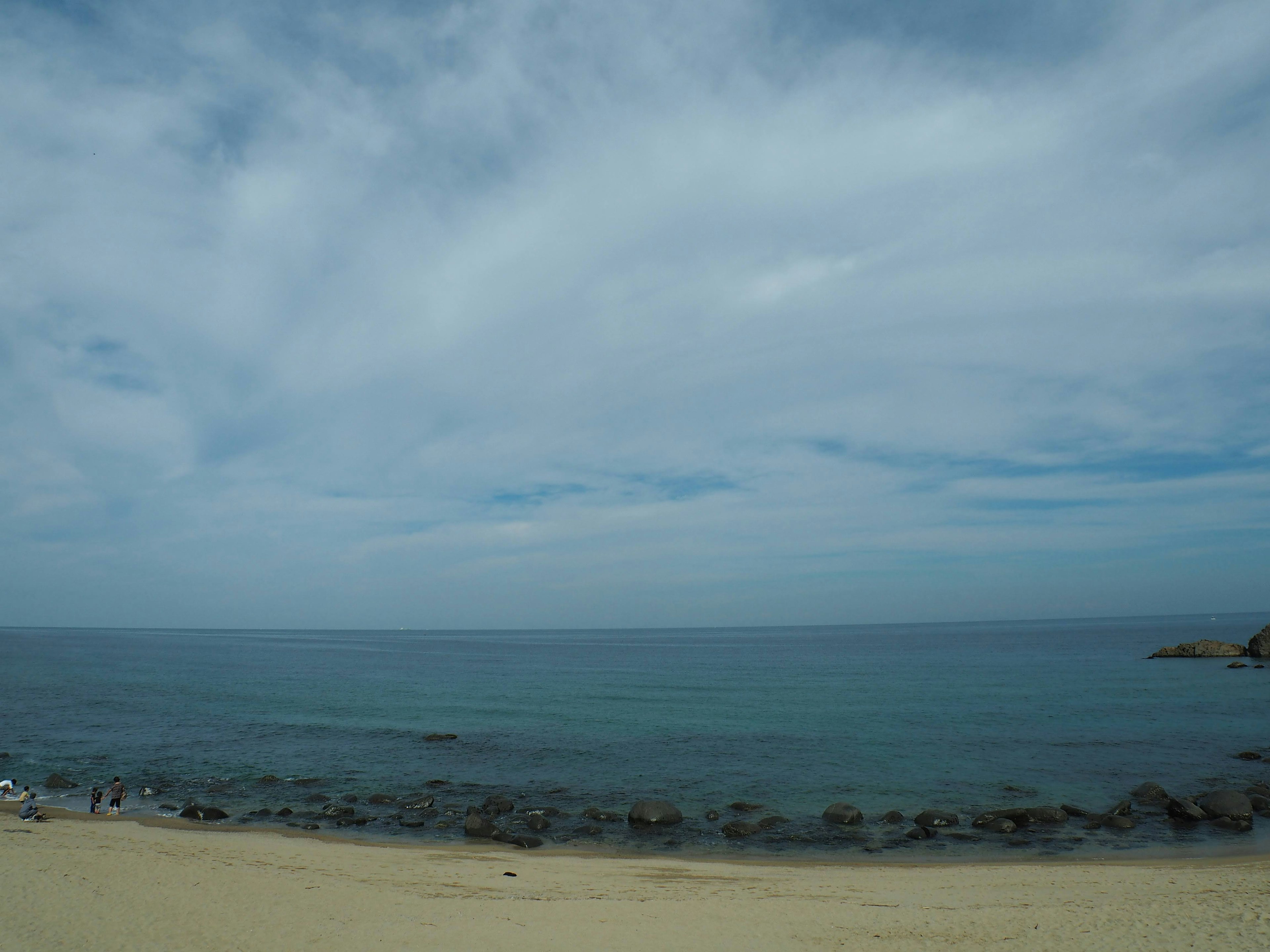 Eine Strandszene mit blauem Ozean und weitem Himmel