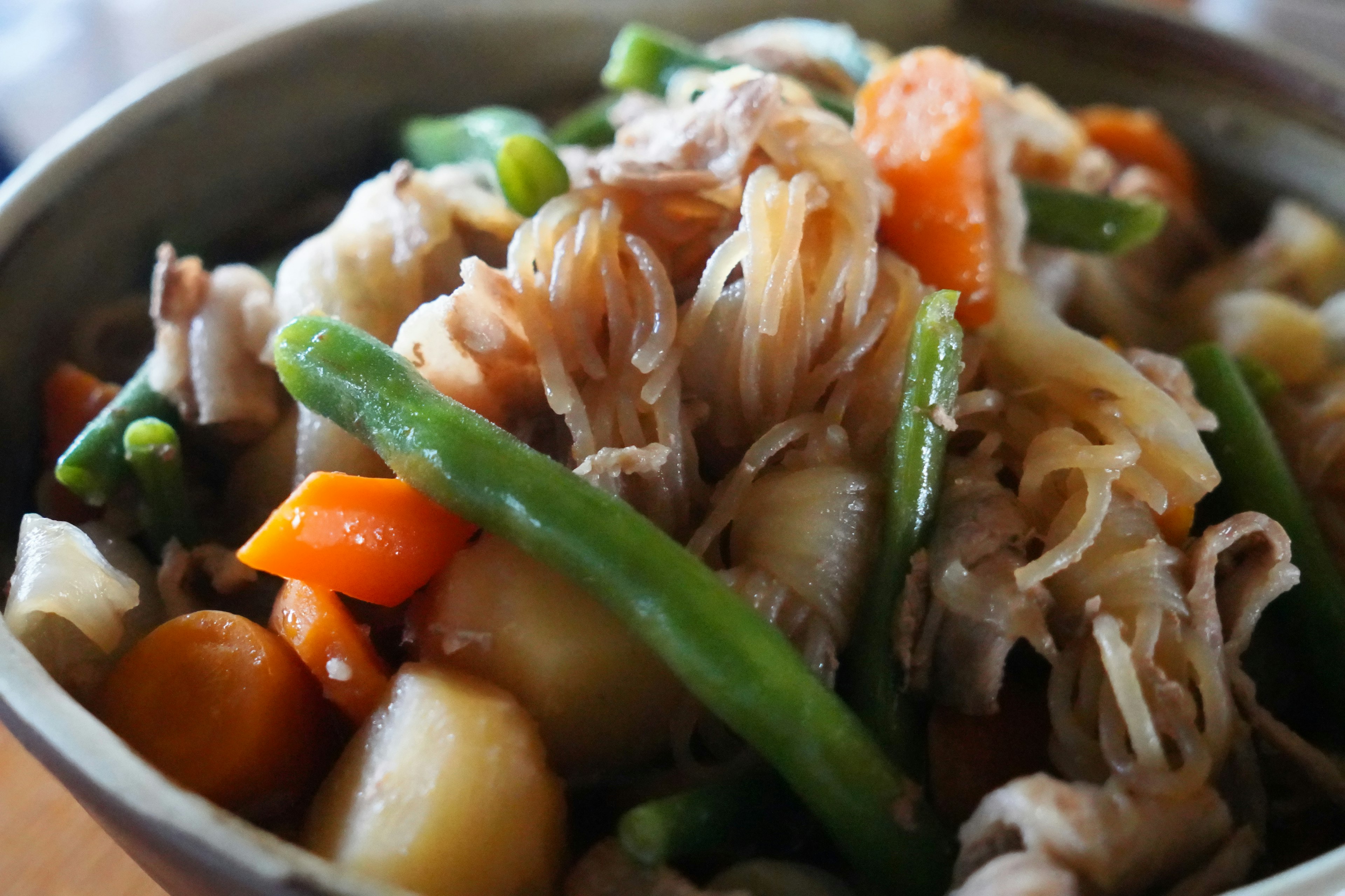 野菜と肉の煮込み料理のクローズアップ