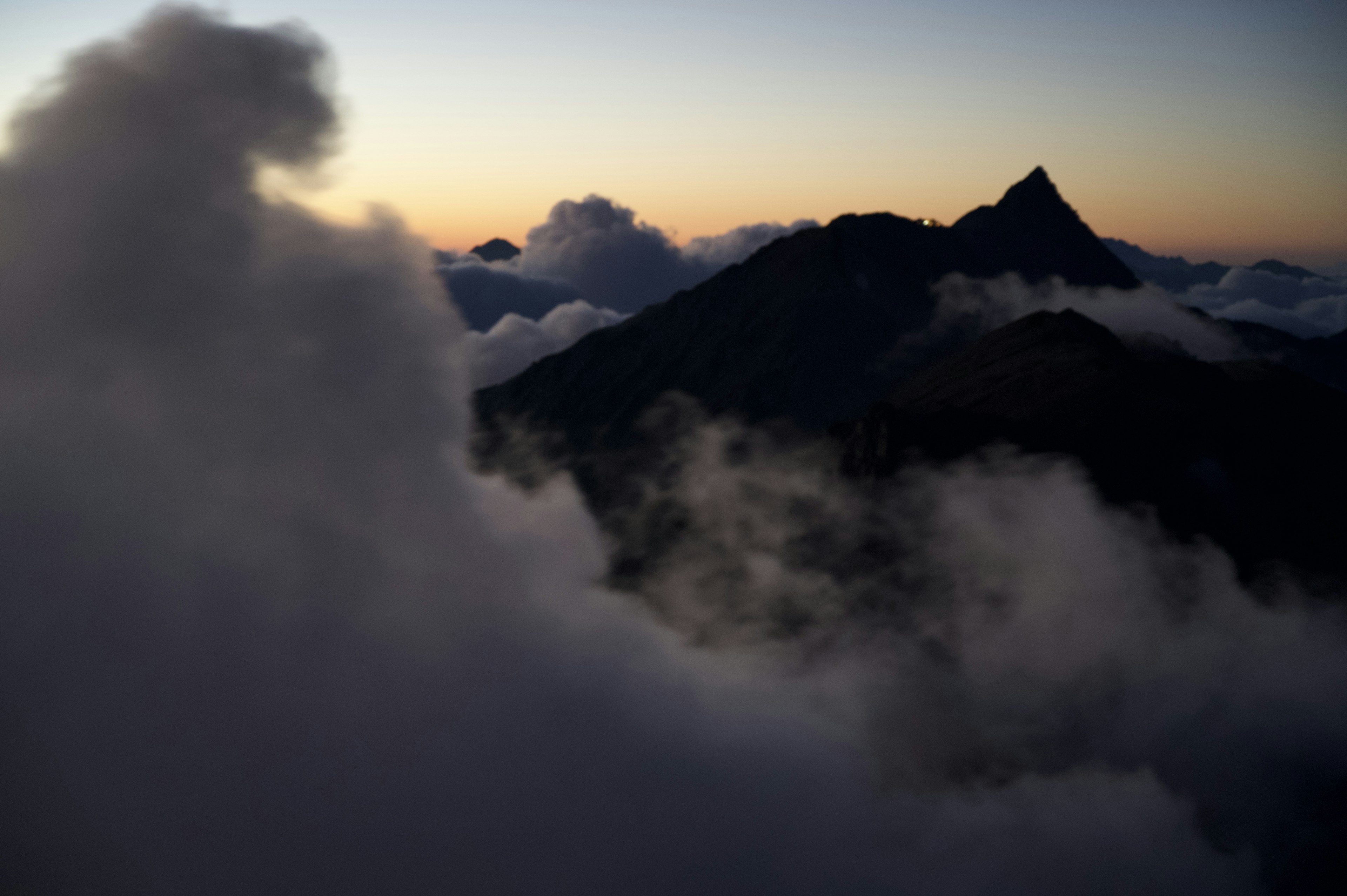 被雲霧環繞的山脈剪影與黃昏的天空