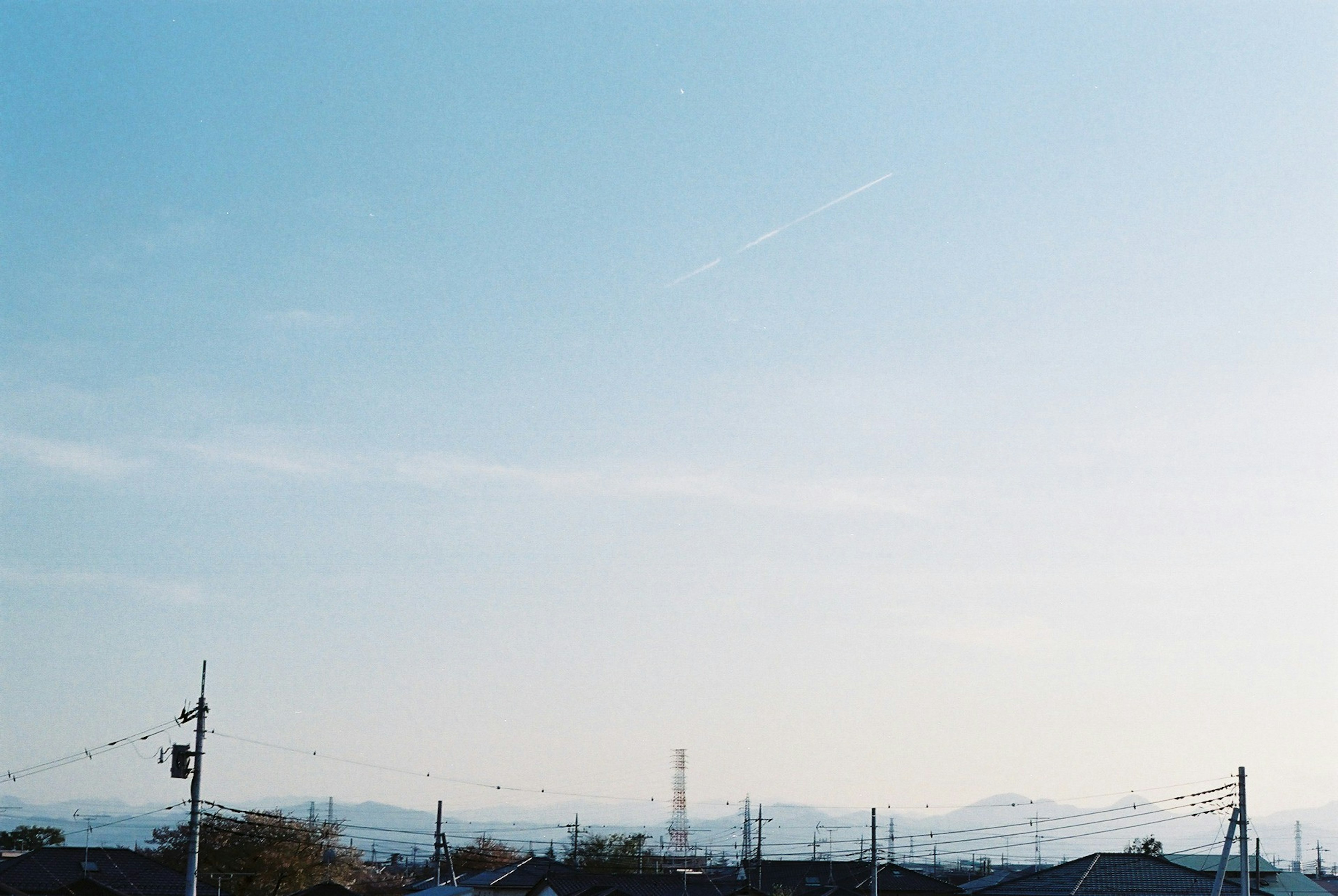 青空と遠くの山々が見える風景