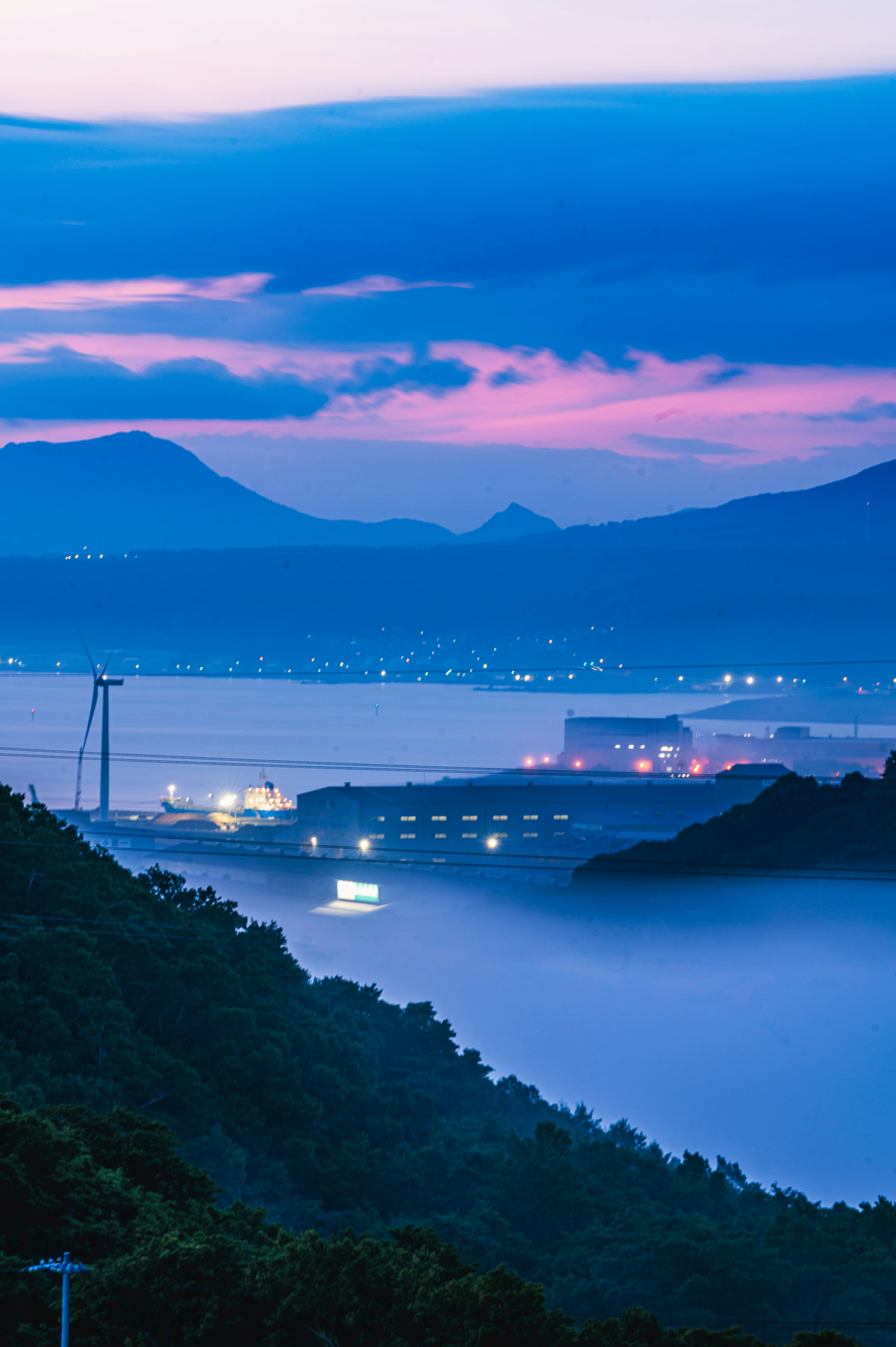 山间风景，蓝天和紫色云彩笼罩在雾中