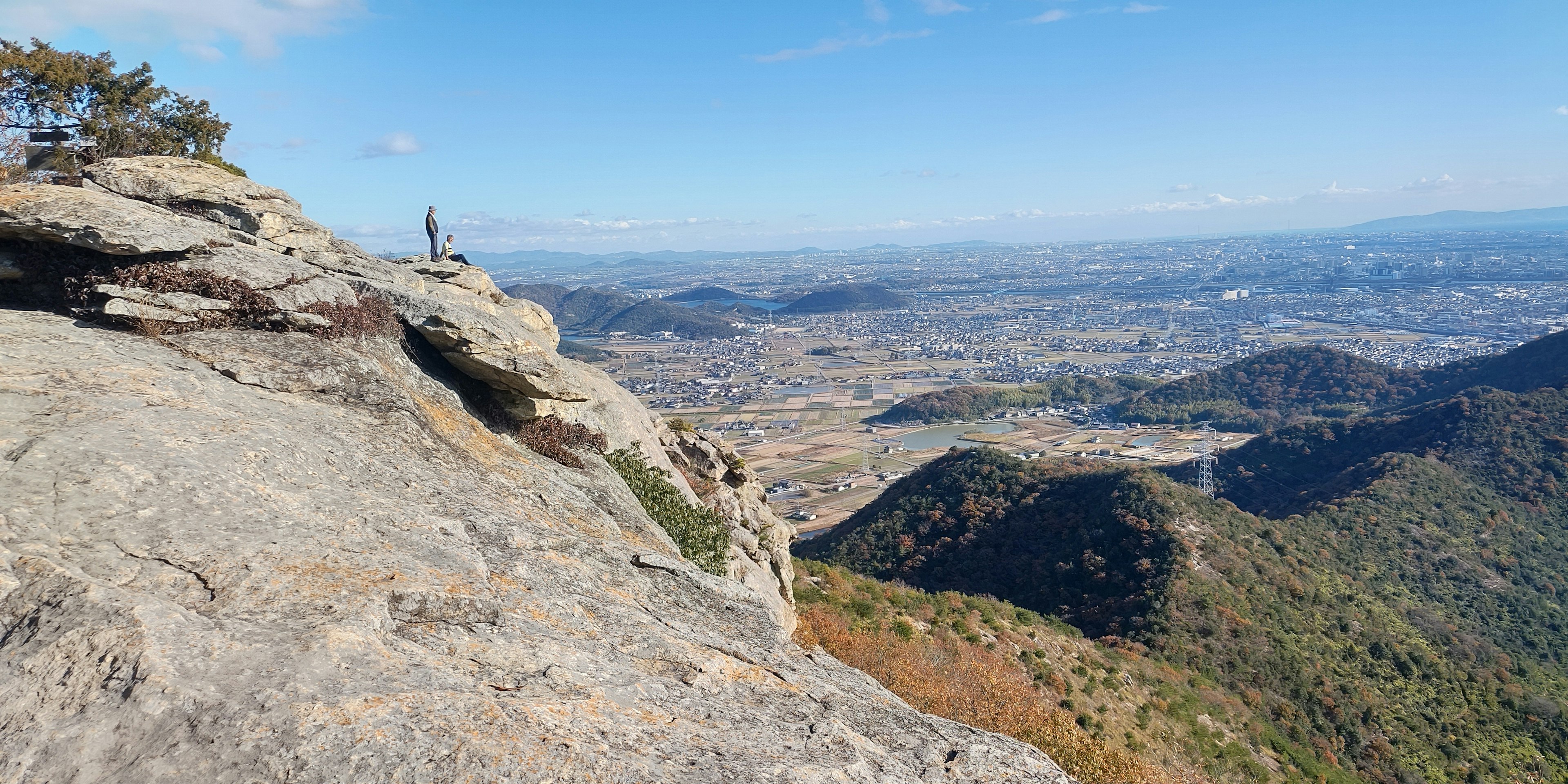 Aussicht vom Berggipfel mit Felsen und Tälern