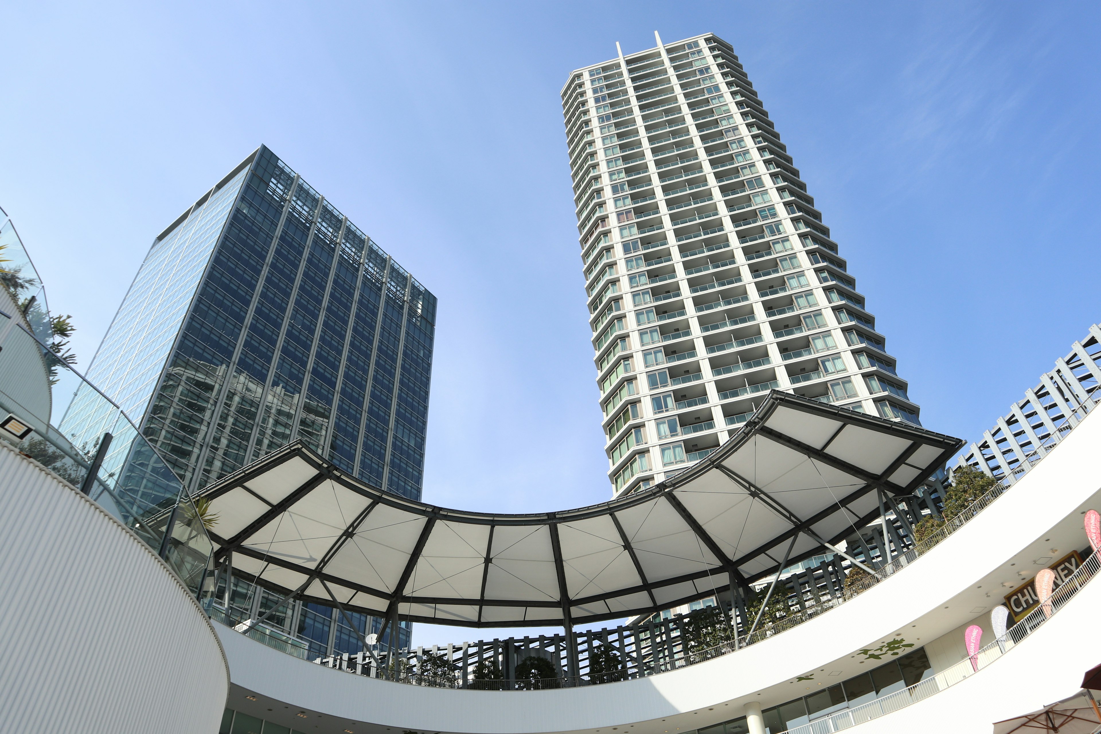 Estructura cubierta bajo edificios altos con cielo azul claro